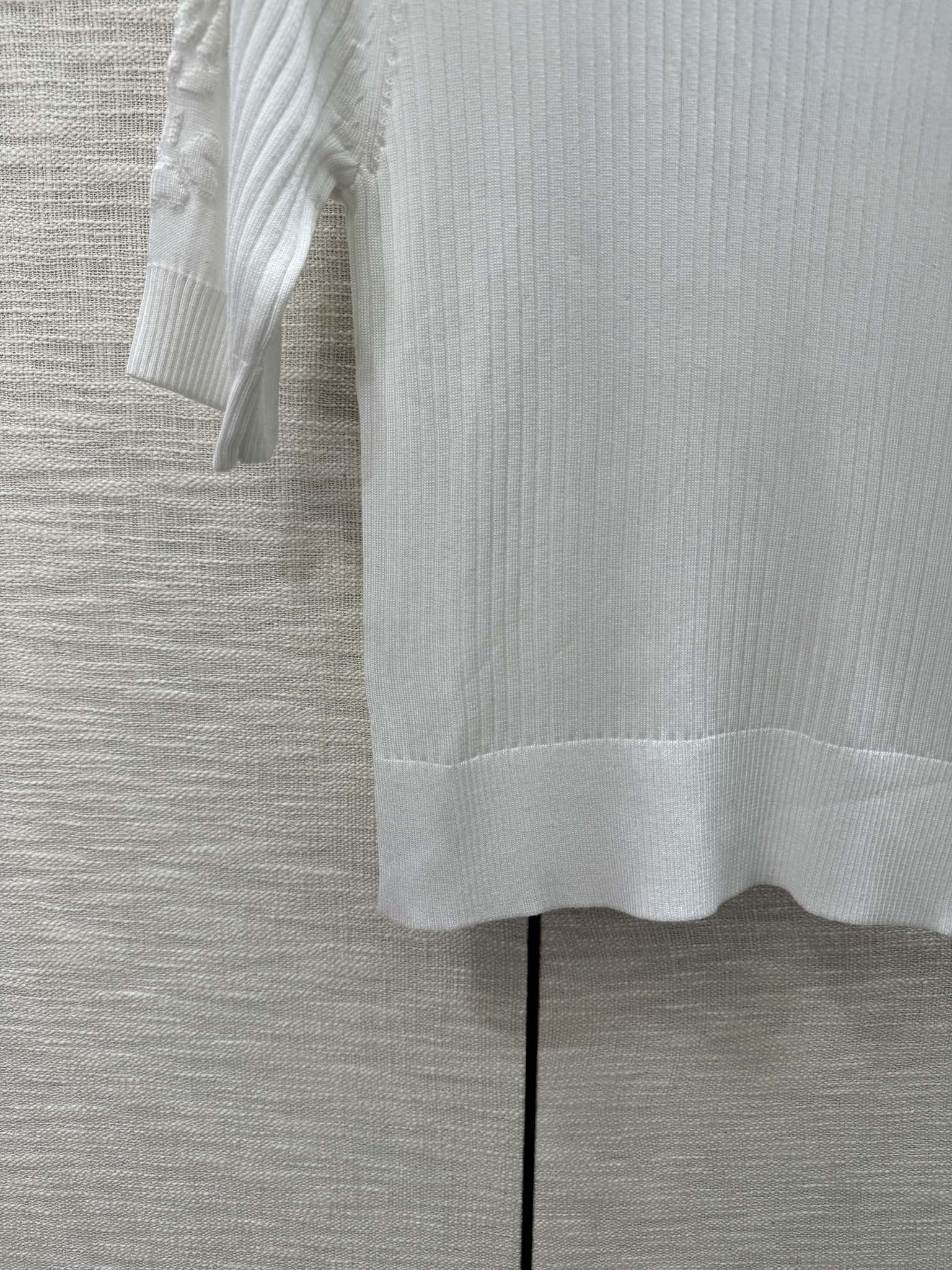 Вязаная футболка Chanel 2404 с коротким рукавом и изображением четырехлистного клевера и камелии - белая.