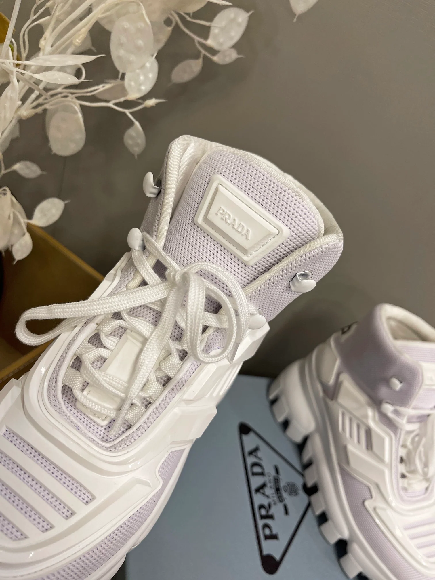 Новинка сезона весна/лето 2022 от Prada - высокие повседневные сапоги на платформе.