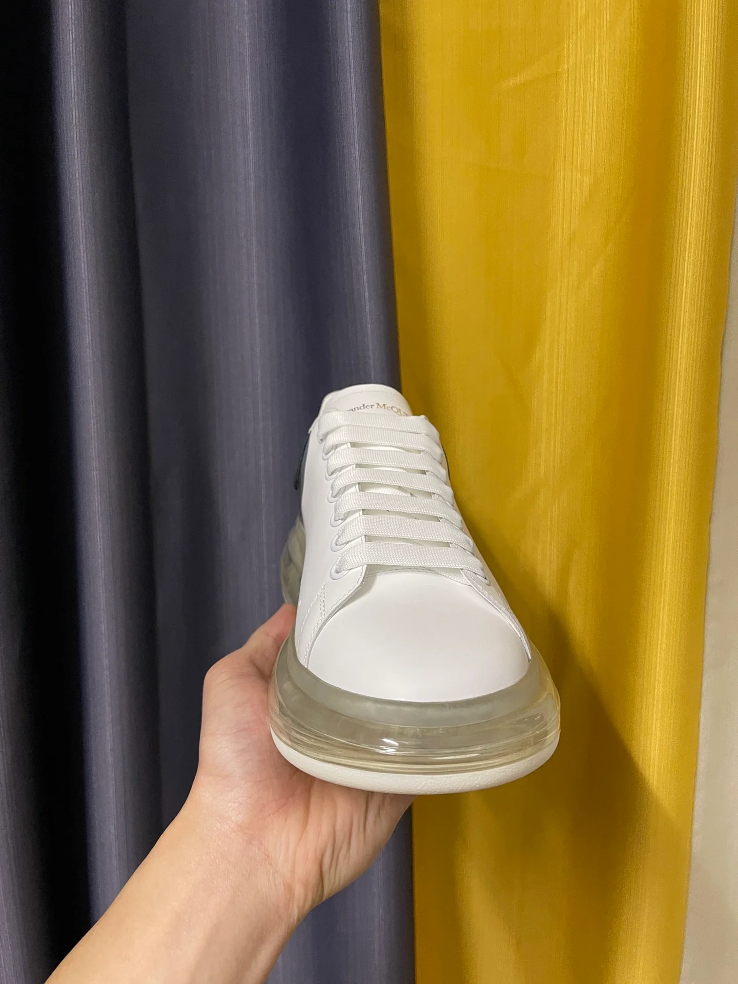 Классические белые кроссовки McQueen с черным кожаным каблуком