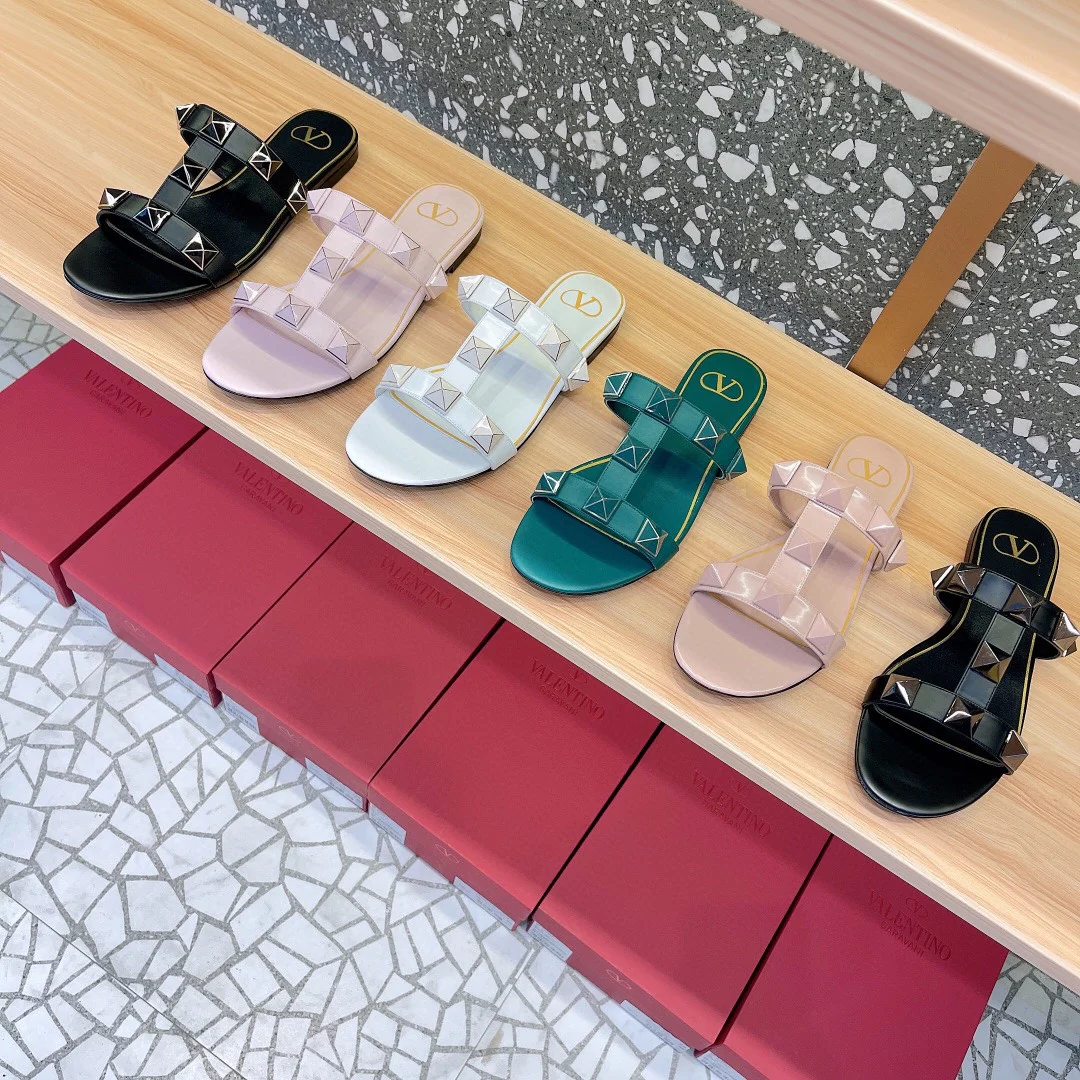 Коллекция сандалий на плоской подошве Valentino