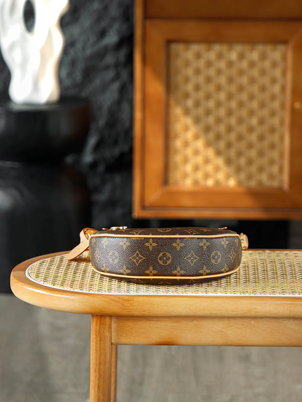 LV-m81098-loop Moon Bag