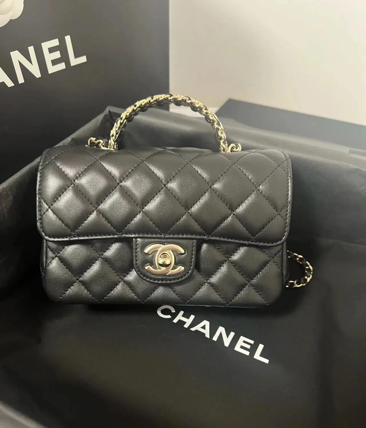 Ручка сумки Chanel 23a CF со стразами - черная