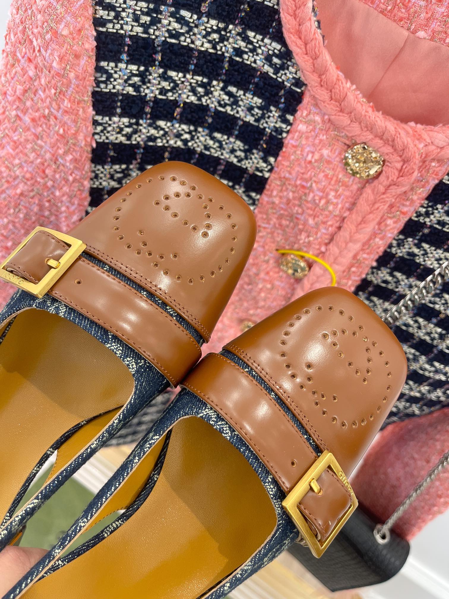 Новинка начала осени 2022 года от Gucci — сандалии на массивном каблуке.