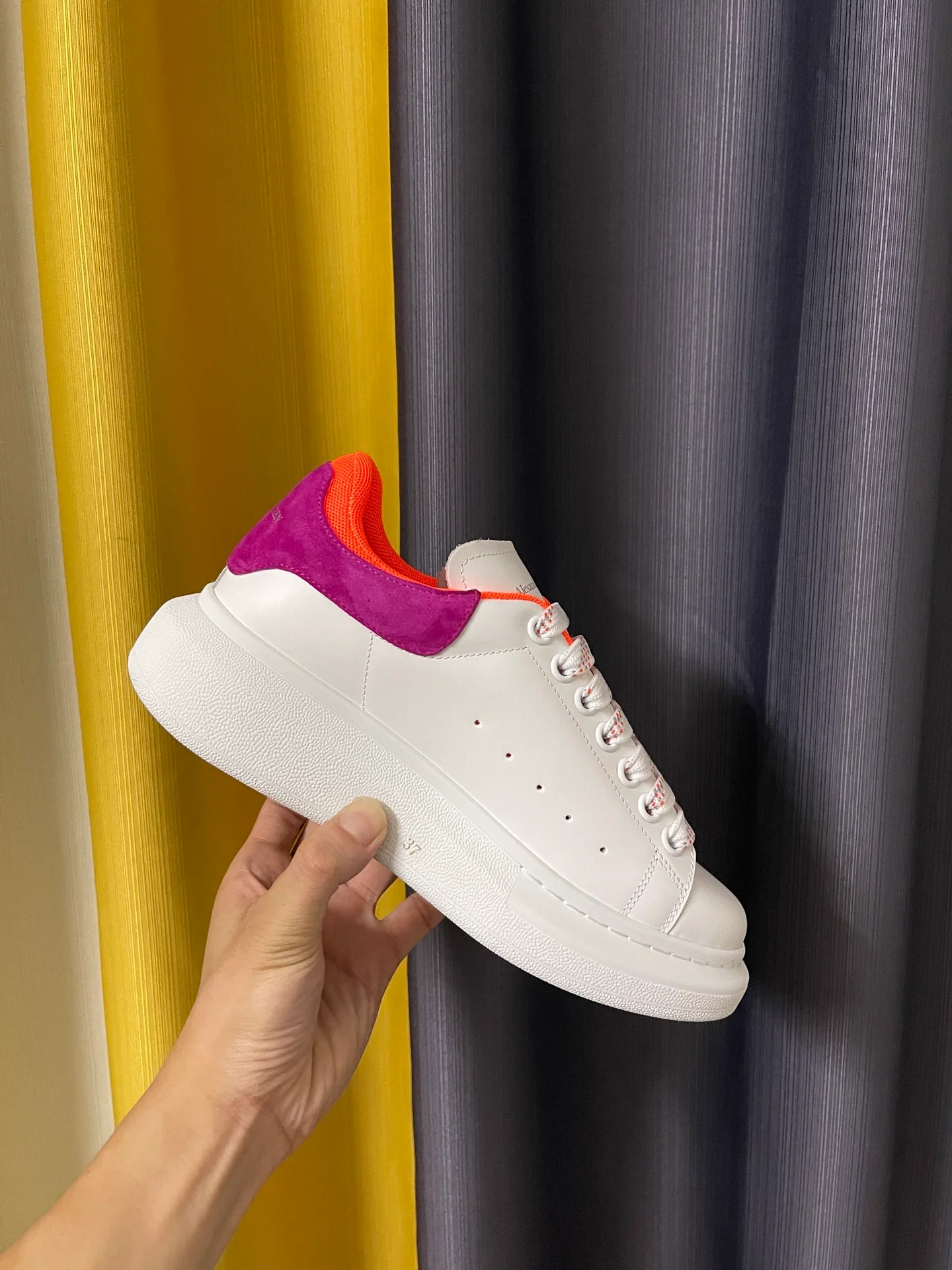 Классические белые кроссовки McQueen - унисекс - розово-красный бархатный каблук - оранжевая подкладка