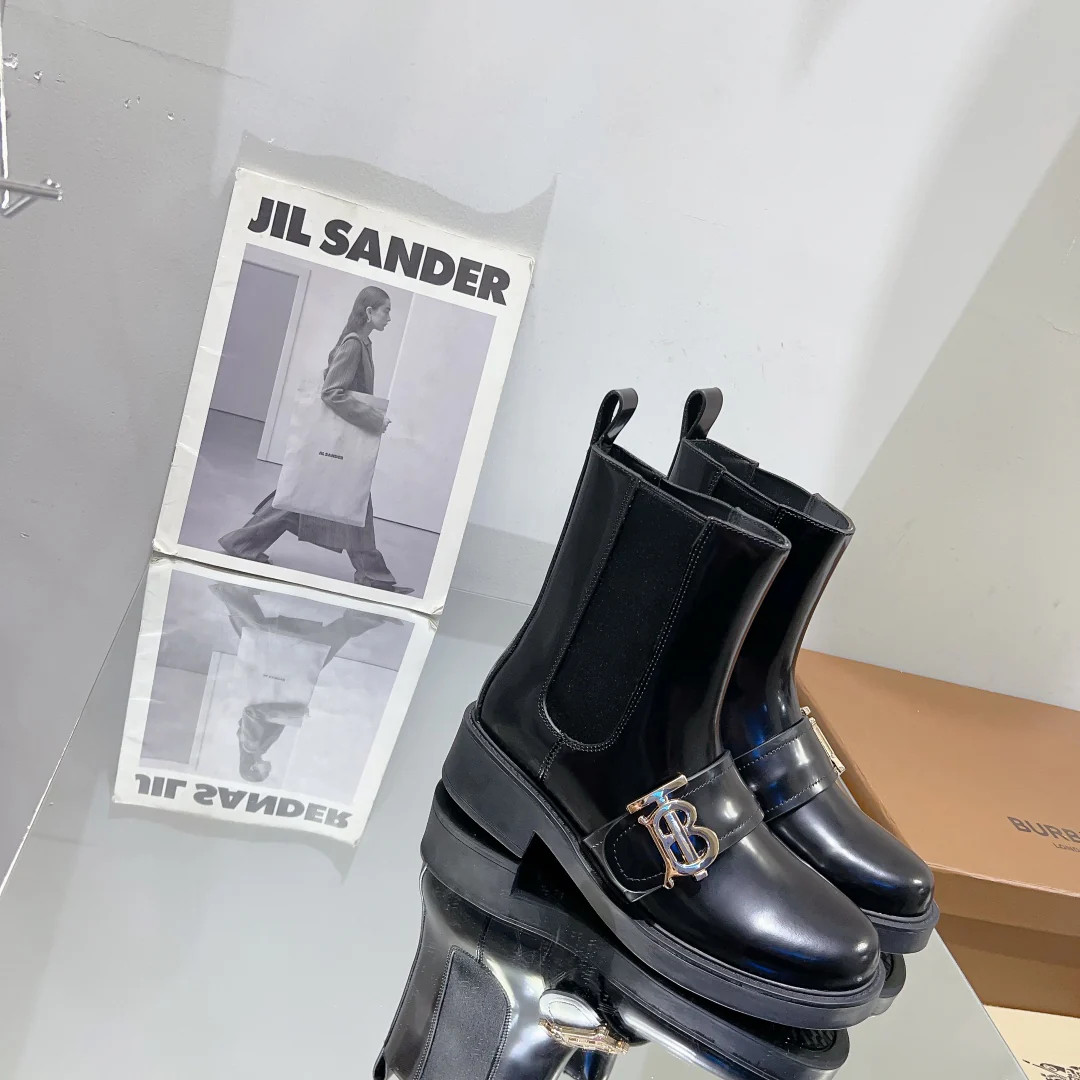 Новинка сезона осень/зима 2023 от Burberry - Ботильоны на массивном каблуке - Черные