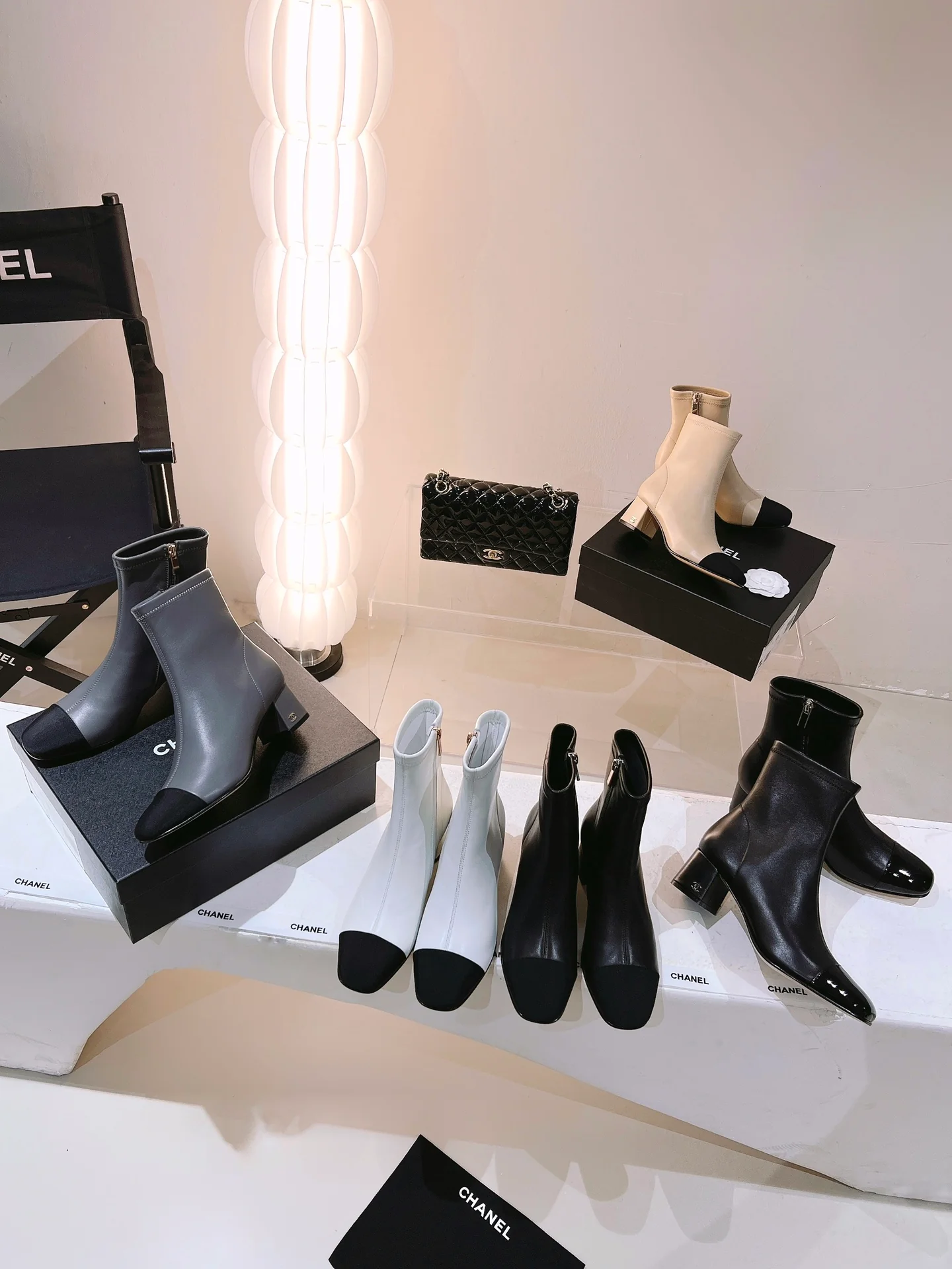 Новинка сезона осень/зима 2022 от Chanel - Ботильоны - Серые