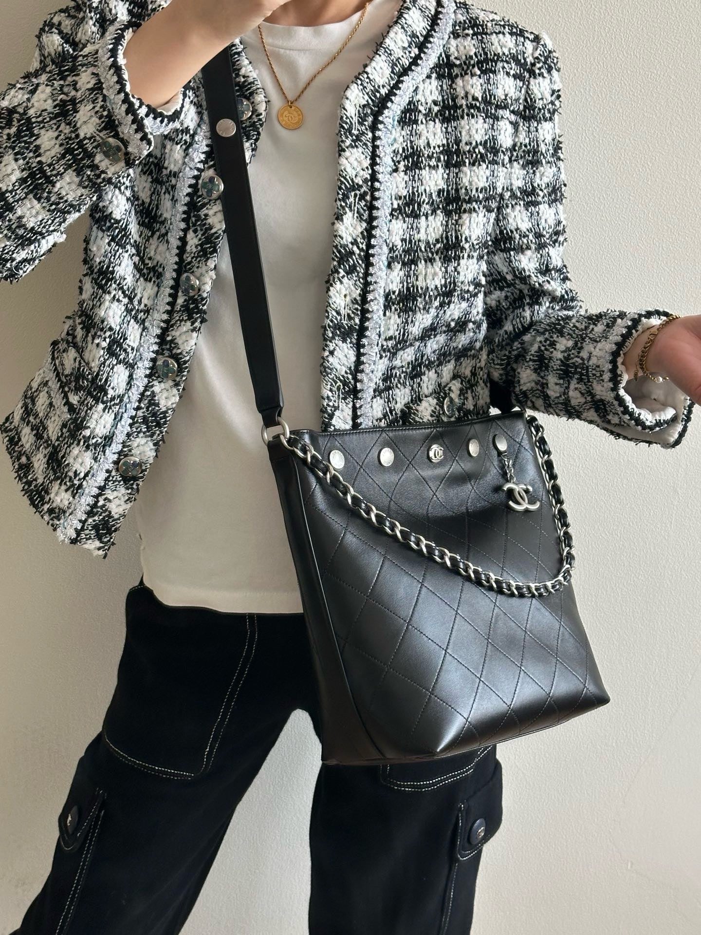 Сумка Chanel в стиле хиппи с золотой монетой 25 пенсов — черно-серебряная.