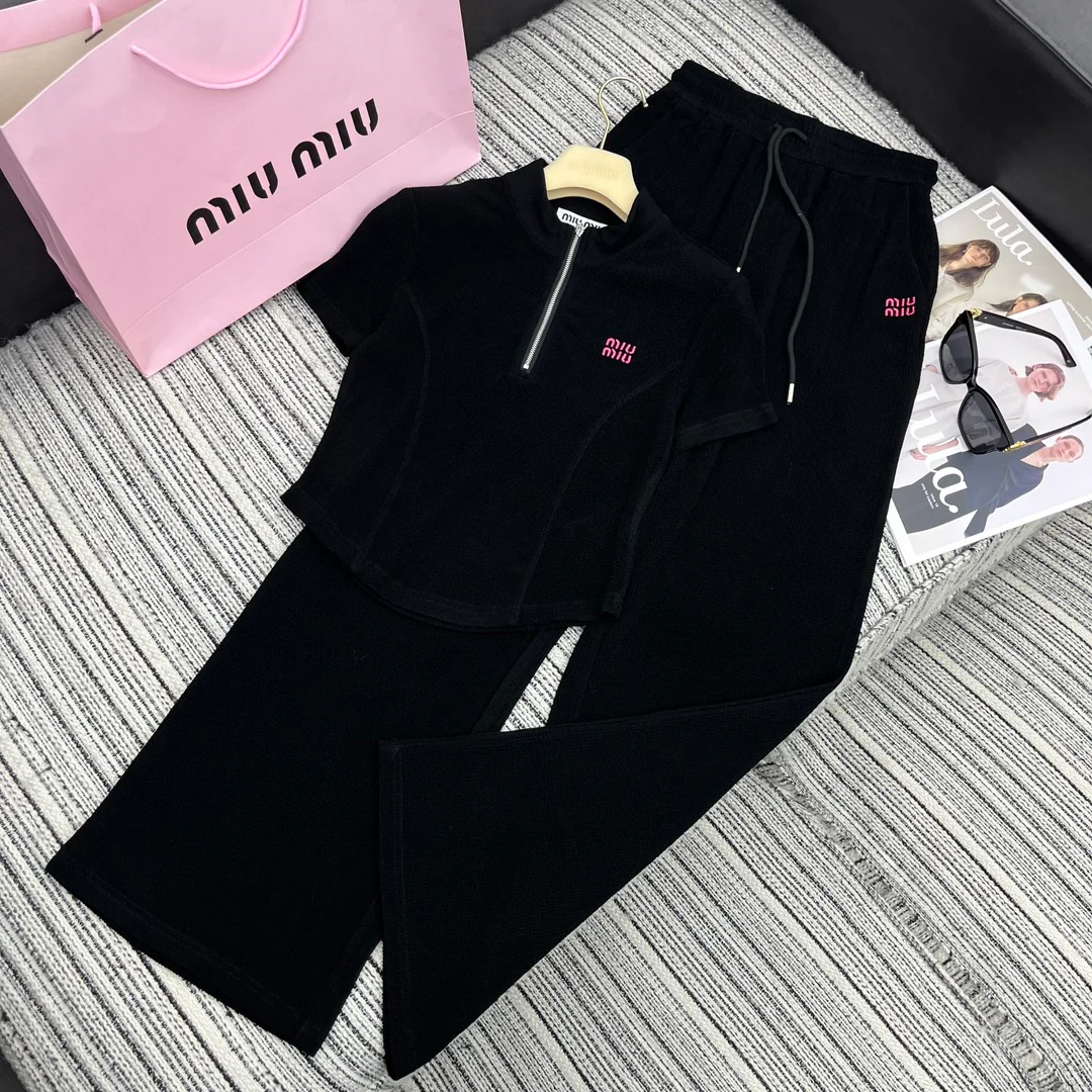 Miu Miu - 2404 - Коллекция весна/лето 2024 - Новый костюм Miu с воротником-стойкой, подплечниками и приталенным силуэтом - Черный