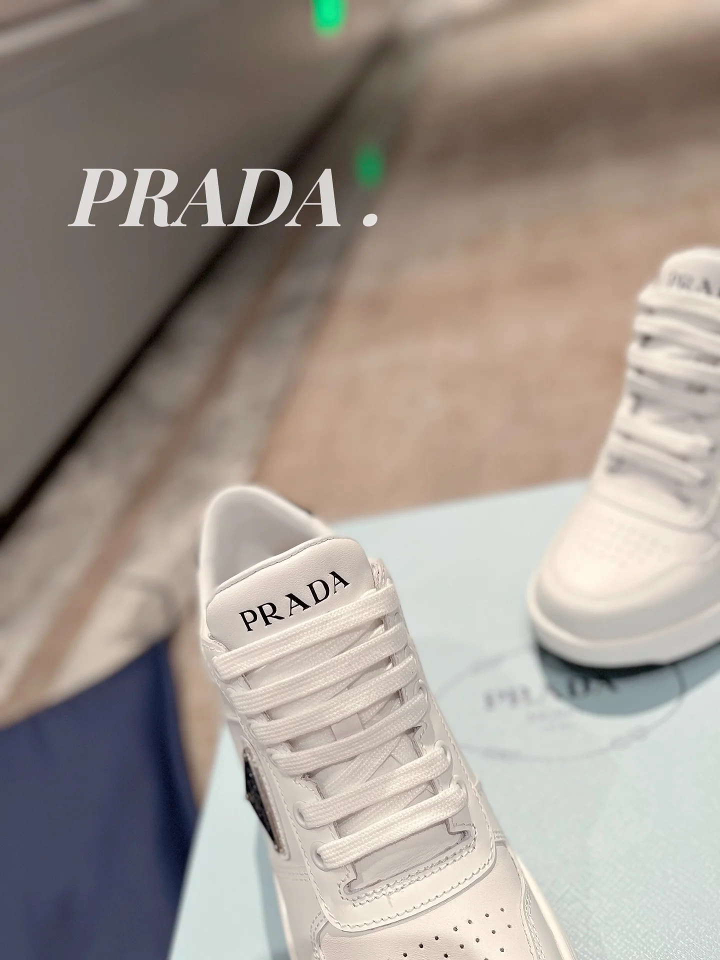 Новинка весны 2022 года от Prada - Спортивные туфли на массивном каблуке - Белые