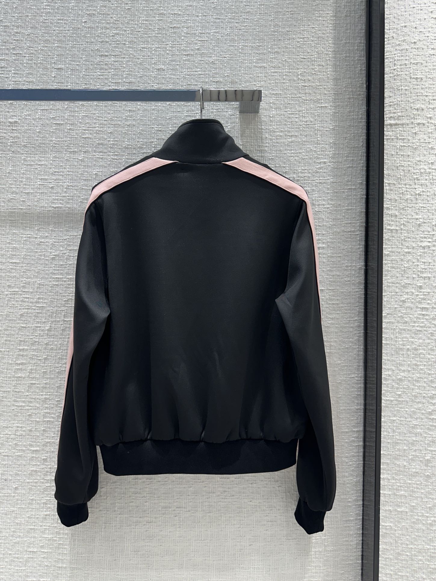 Celine - 2403 - 24 Новинка ранней весны Костюм в стиле преппи с розовой полосатой отделкой, черный