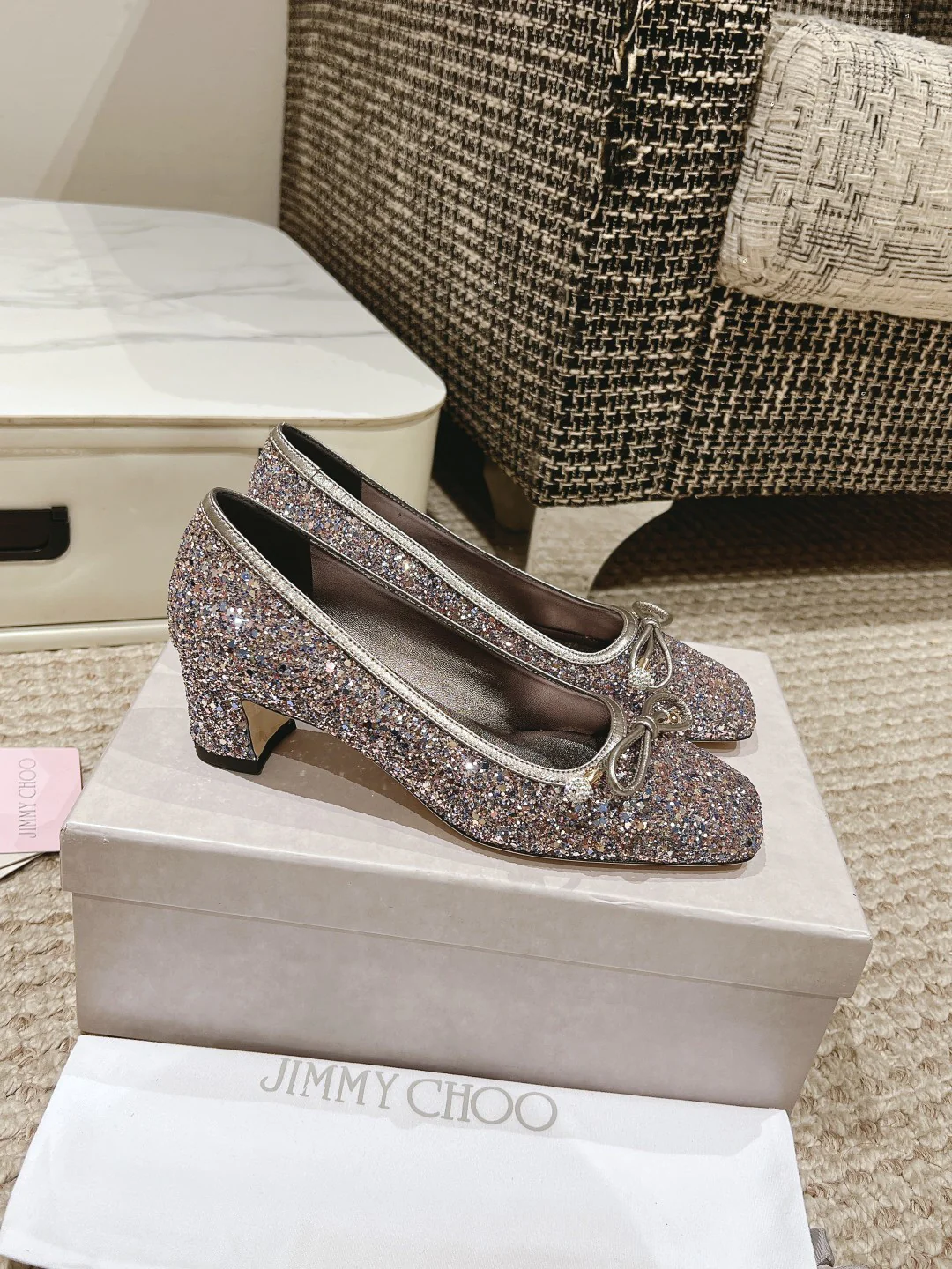 Jimmy - Простые туфли на низком каблуке с острым носком - Серебристые