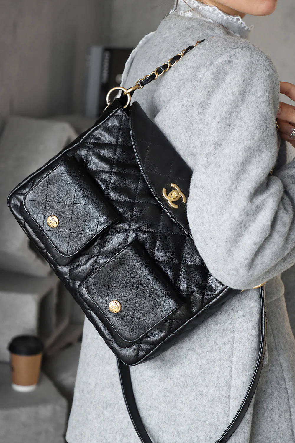 Сумка-хобо Chanel 24p Messenger, маленькая, черная, с золотой пряжкой.