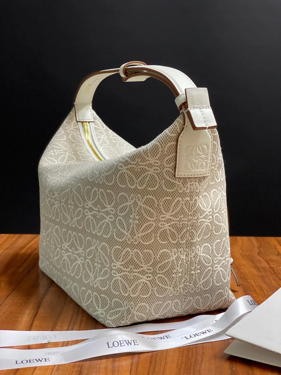 Большая сумка для ланча Loewe Cubi, белая, с вышивкой.