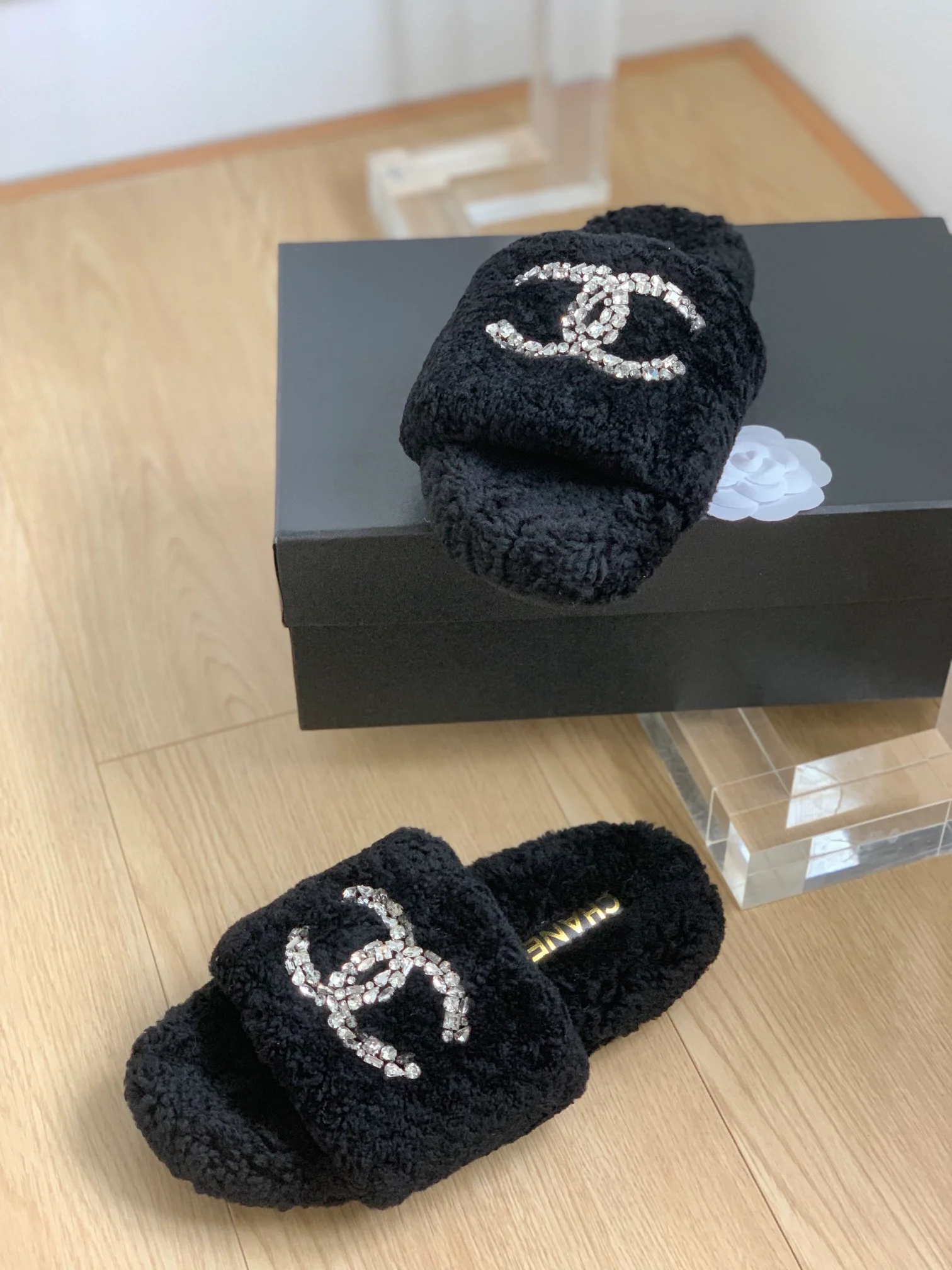 Новинка сезона осень/зима 2023 от Chanel - Домашние тапочки из овечьей шерсти с резиновой подошвой - Черные