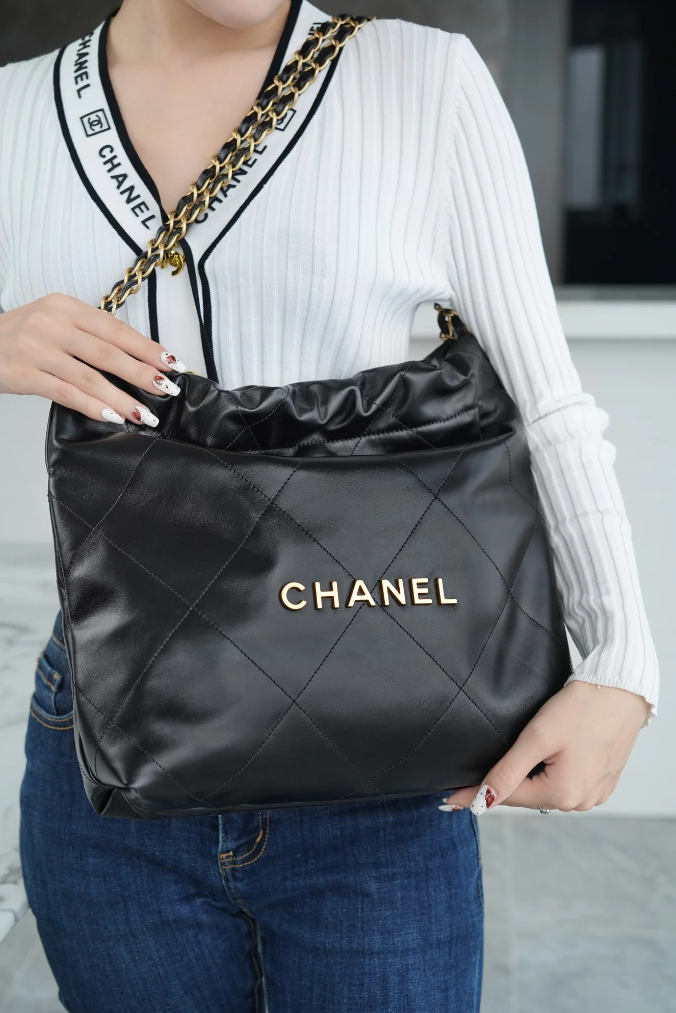 Сумка Chanel 22p 22bag, маленькая, черная, с серебряной пряжкой.