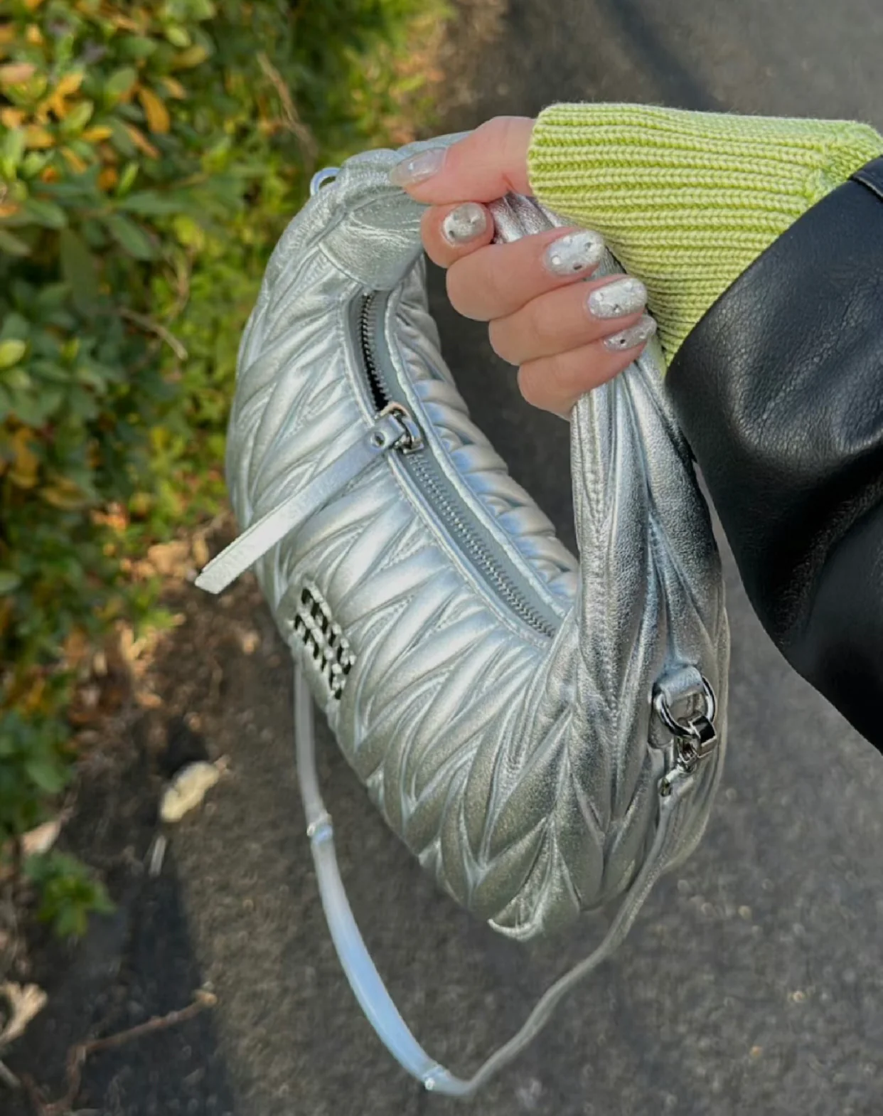 Сумка Miu Miu Wander — маленькая, из овечьей кожи — серебристая — Носите и делитесь