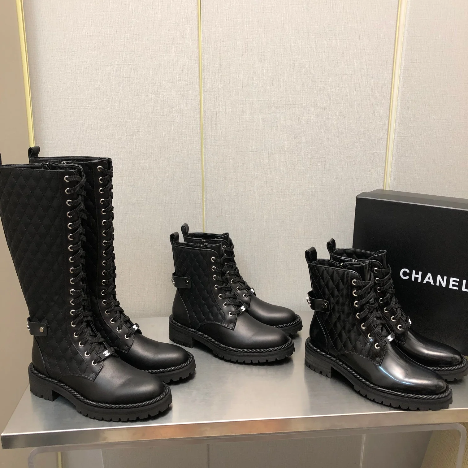 Chanel - Стеганые ботинки на шнуровке с металлическим логотипом сзади - Изображение из коллекции