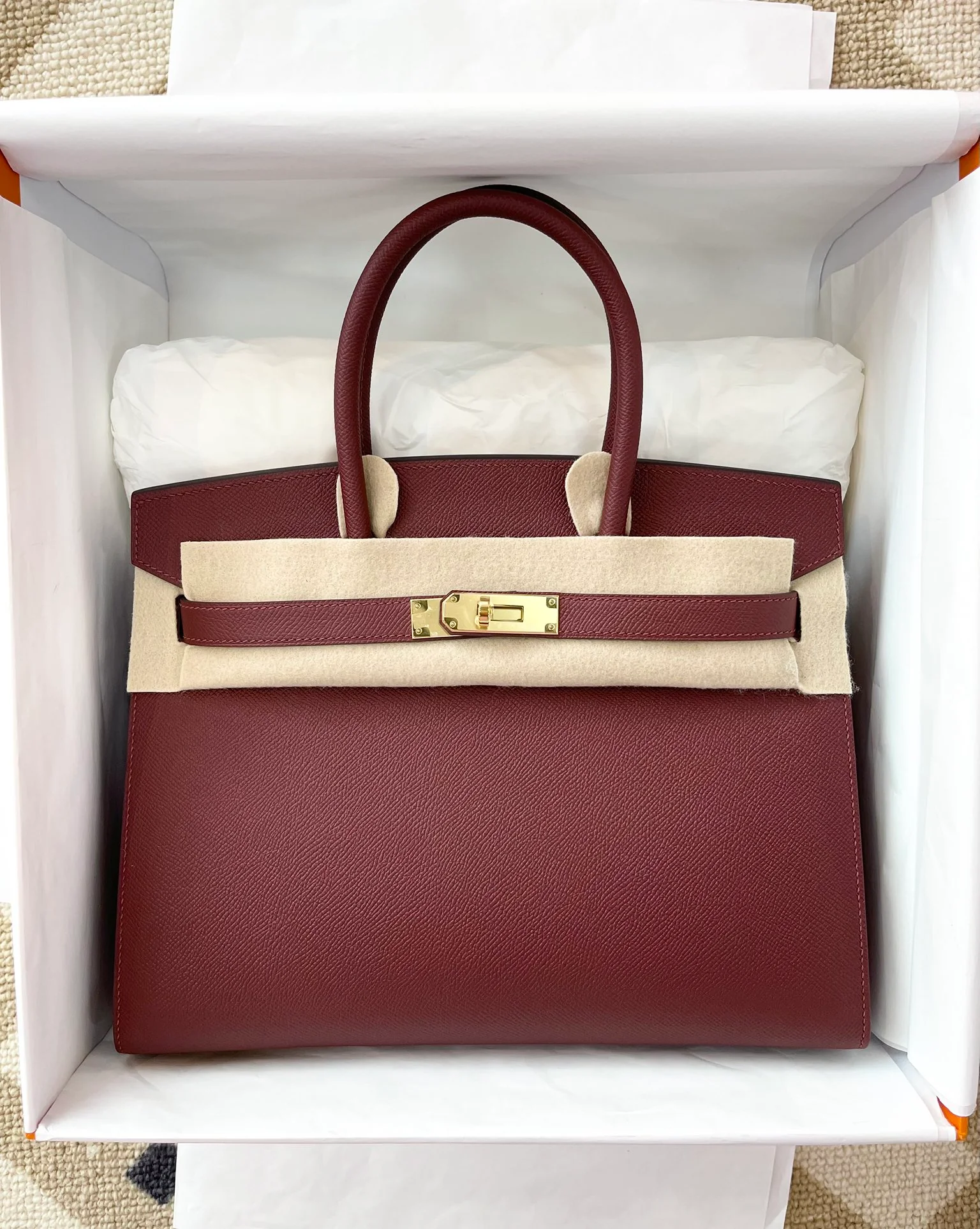 Сумка Hermes Birkin 30 Epsom, внешняя строчка 55, цвет Hermes Red, фурнитура золотистого цвета.