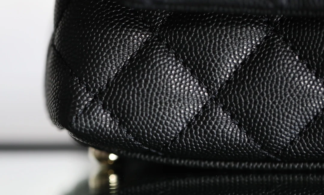 Мини-сумка Chanel Coco Handle — черная зернистая телячья кожа с бордовым ремешком на запястье — пряжка из светлого золота.