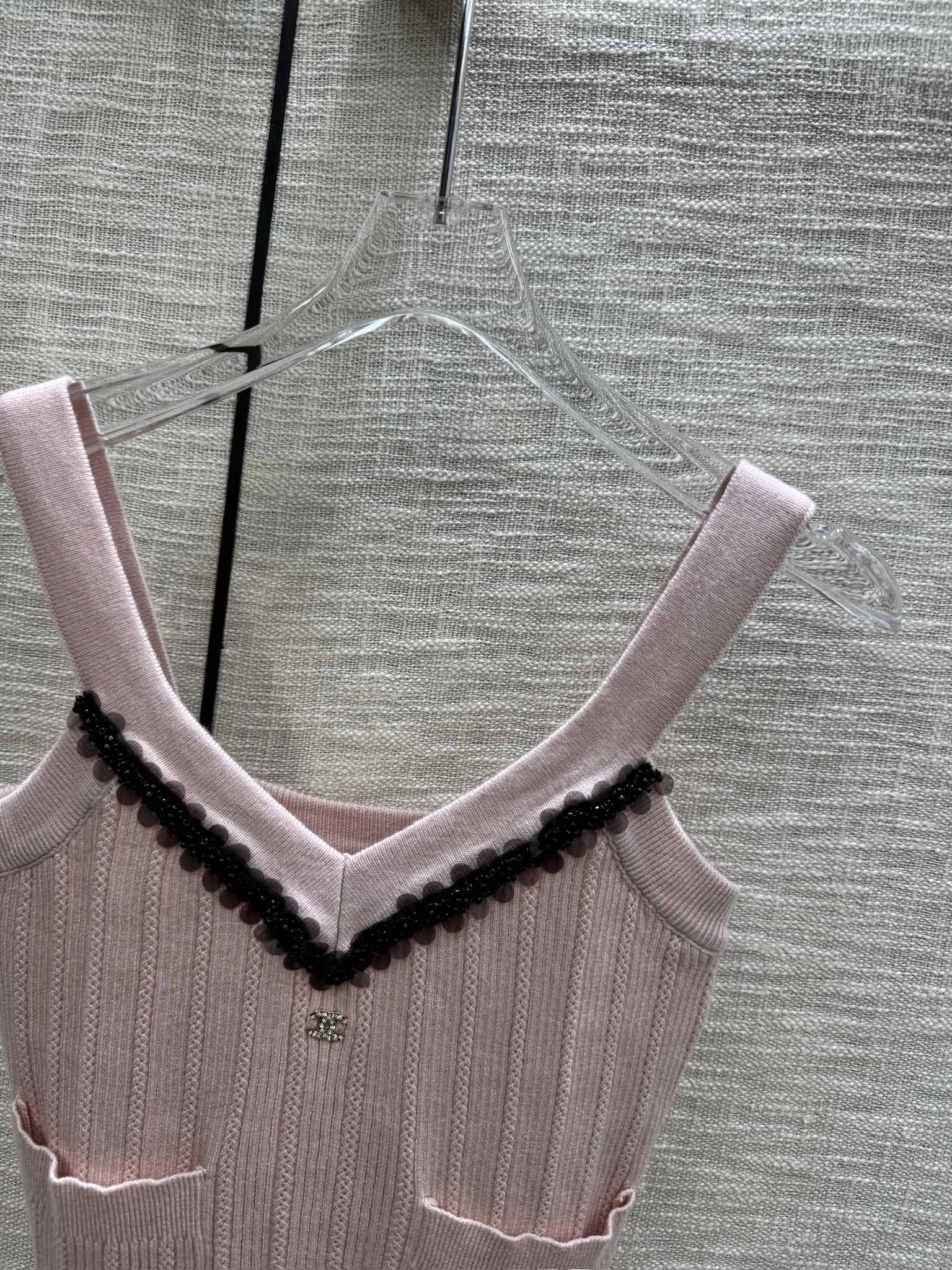 Chanel - Коллекция ?Ранняя весна?, трикотажная майка с V-образным вырезом, украшенная множеством пайеток, розовая.