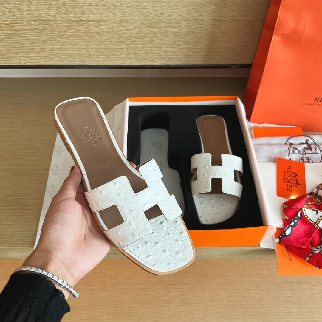 Классические домашние тапочки Hermes с буквой H — белые в горошек.