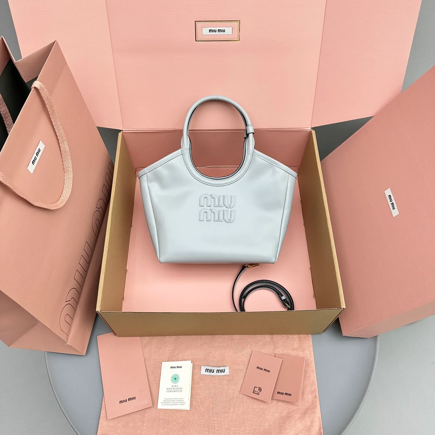 Сумка-тоут Miu Miu Ivy, маленькая, светло-голубая.