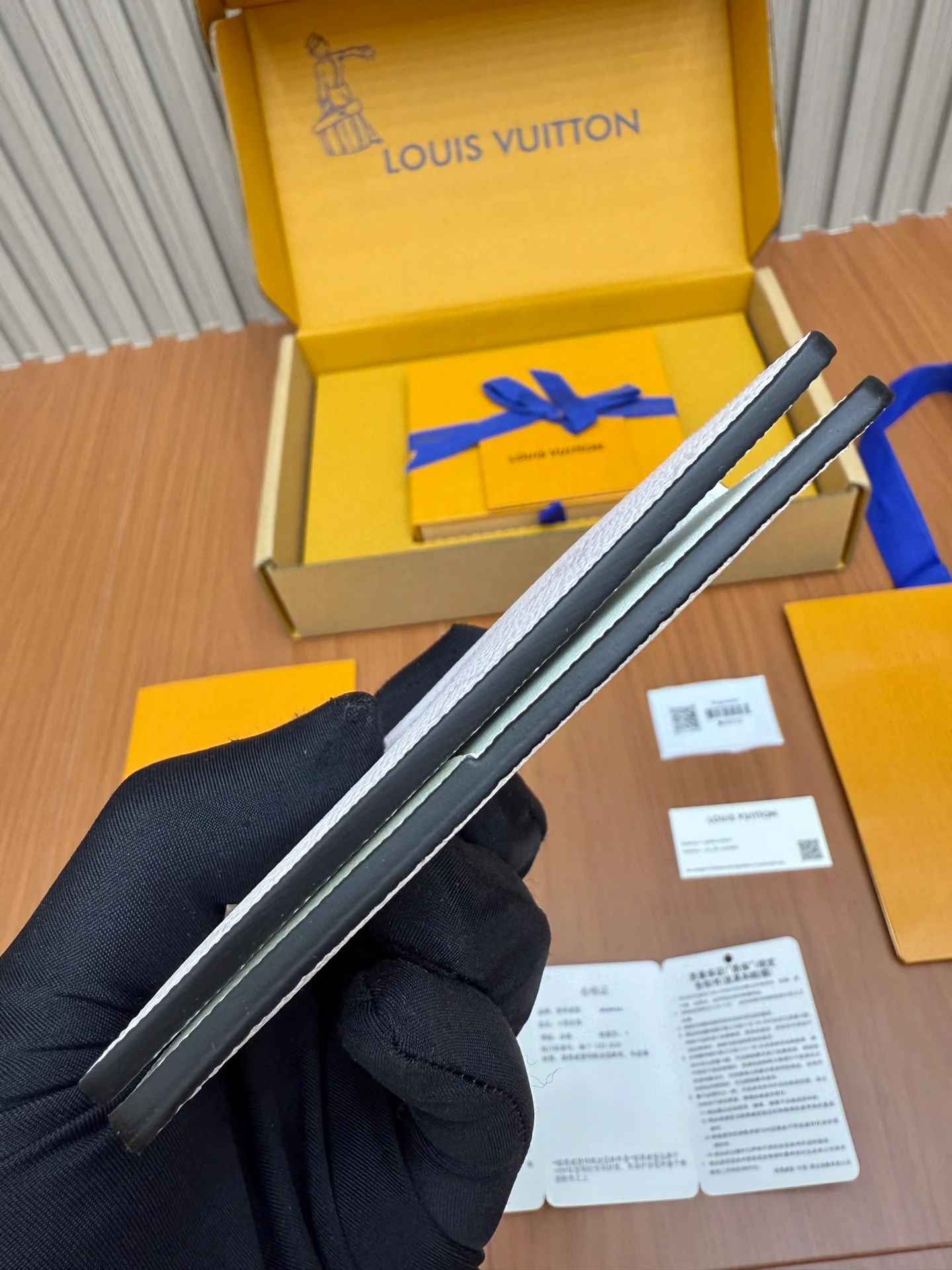 LV-m30933 - Цельностальной кошелек - Элегантный белый