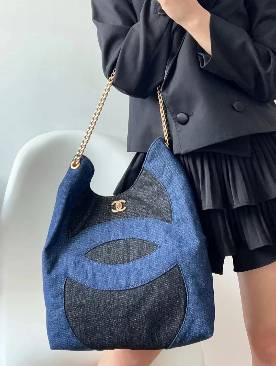 Коллекция Chanel Весна/Лето 2023 - Синяя джинсовая сумка-тоут - Синяя отделка с черным основанием