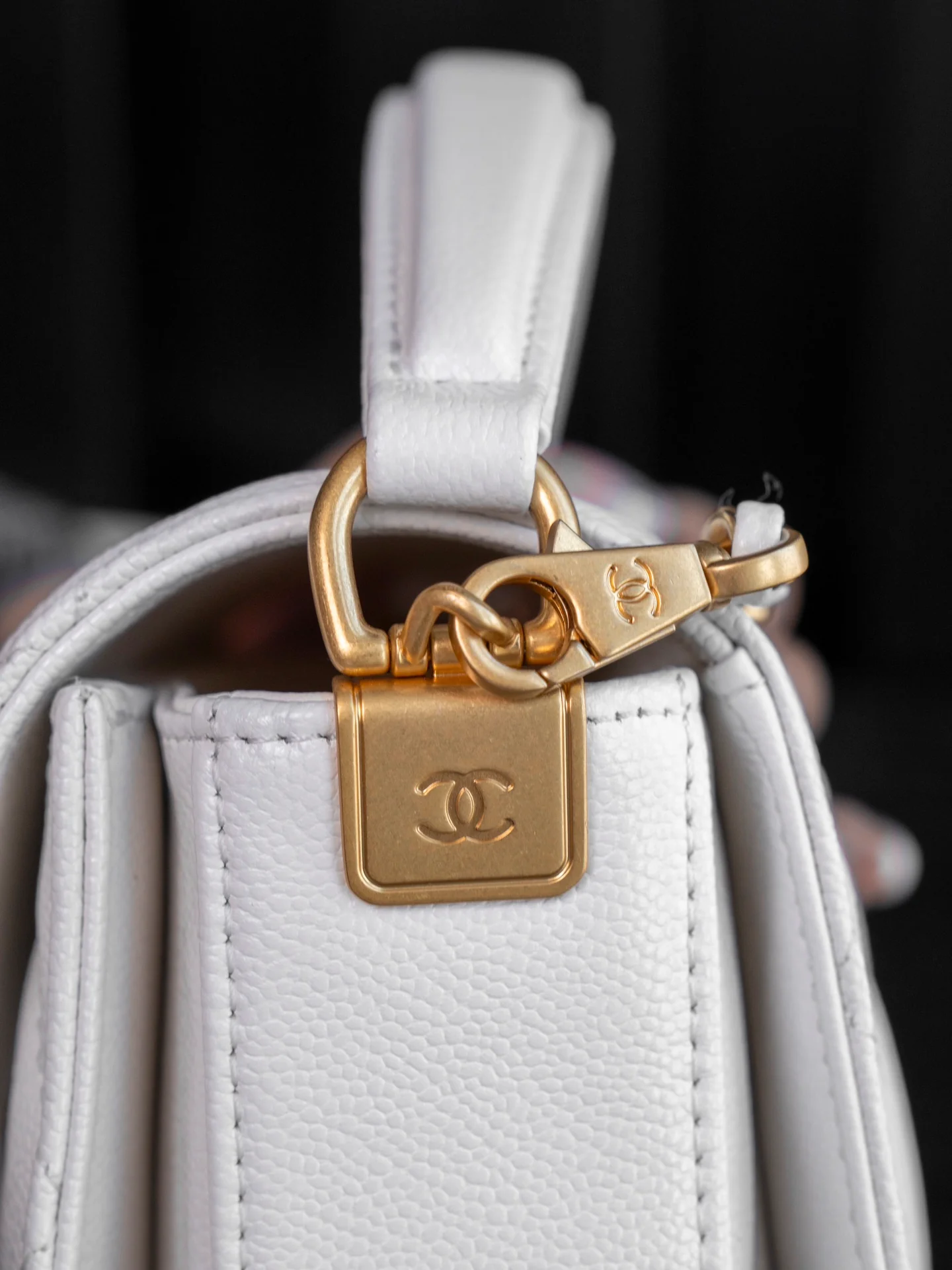 Мини-сумочка Chanel с ручкой и клапаном, белая.