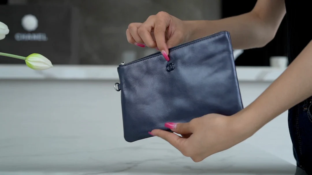 Сумка Chanel 22 - маленькая, металлизированная, синяя.