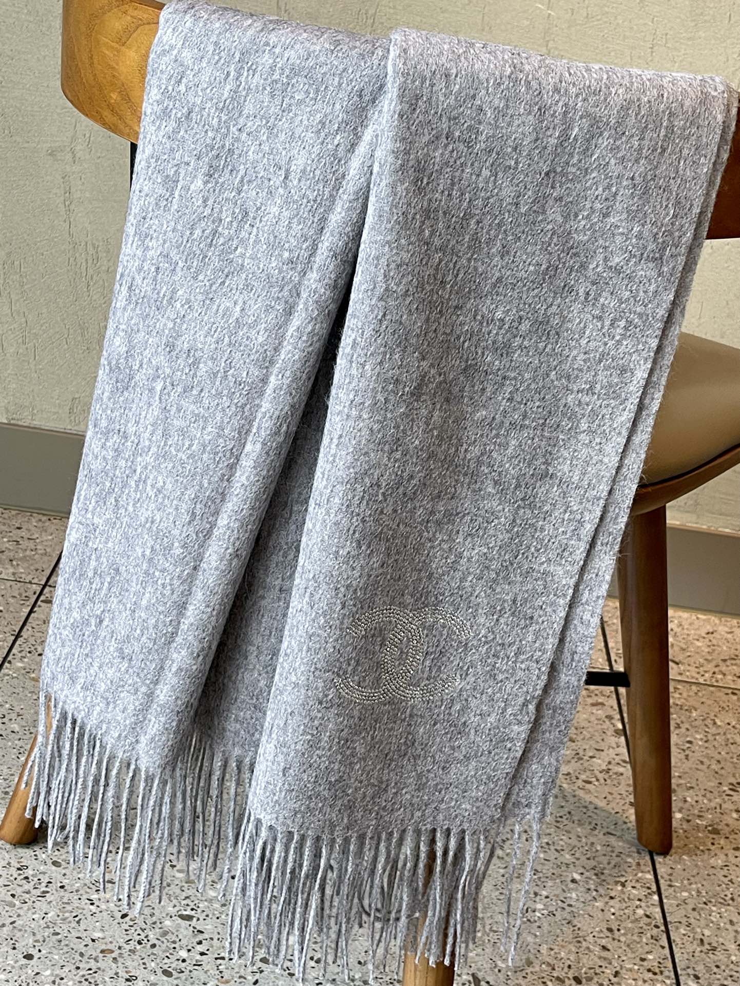 Chanel - Кашемировый шарф, украшенный бриллиантами - 180-70-102 см - Серый