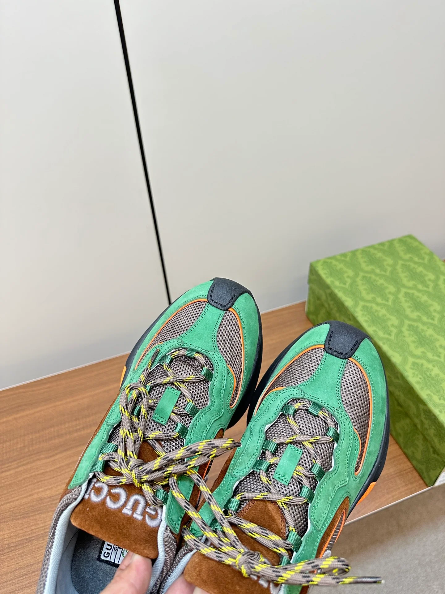 Новинка осенне-зимней коллекции Gucci 2023 — Кроссовки из однотонного вязаного кроя — Унисекс — Зеленый