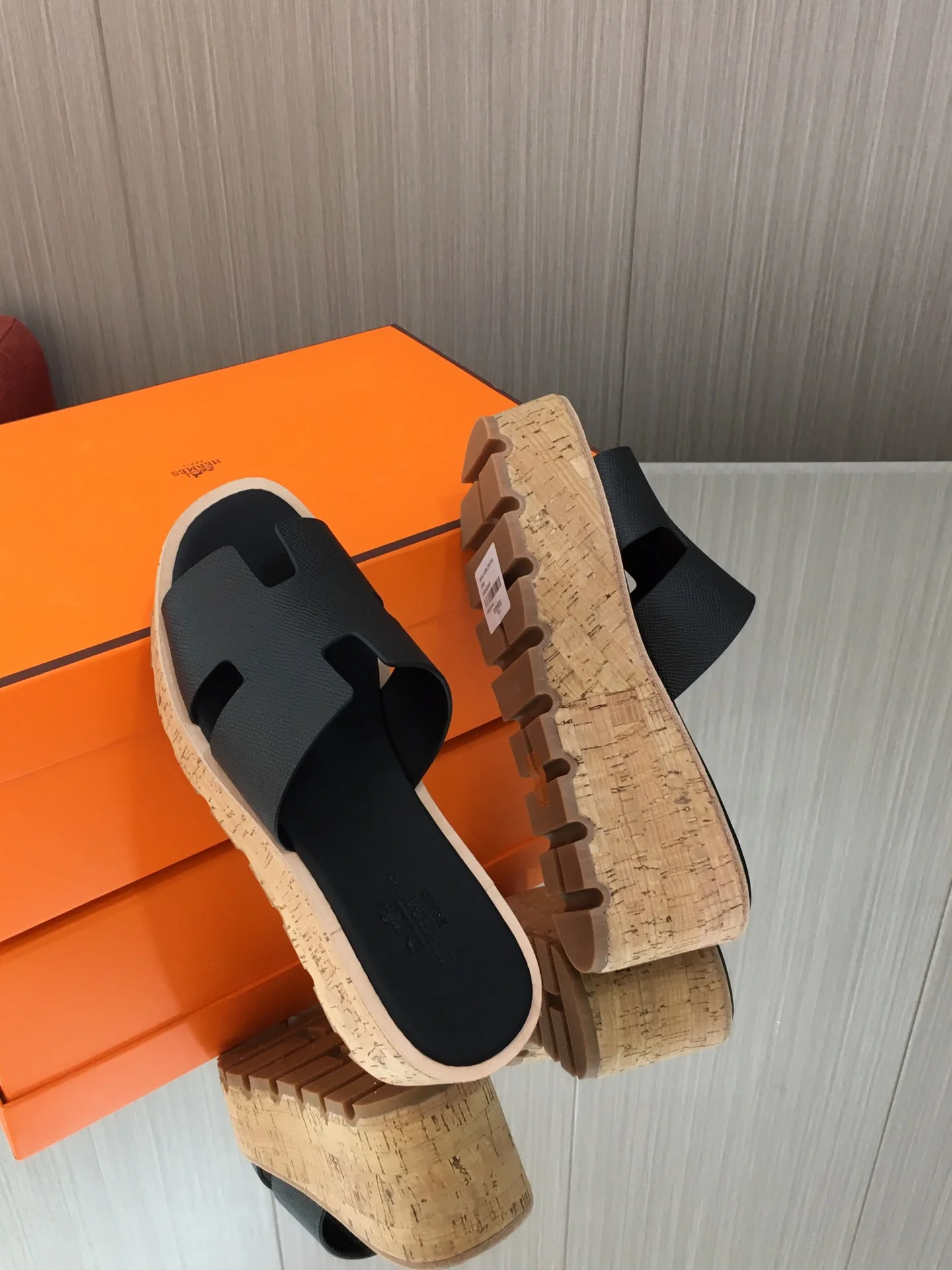 Новинка сезона весна/лето 2023 от Hermes - кожаные тапочки на платформе с принтом пальм - черные.