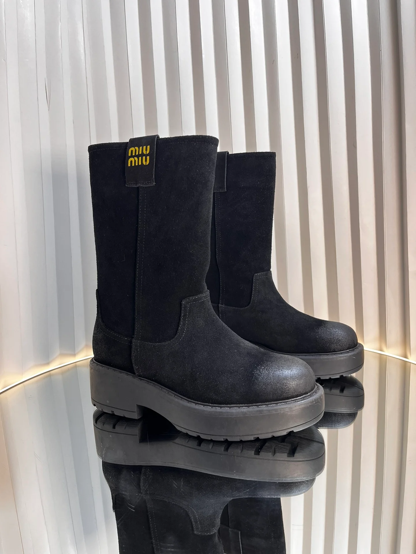 Замшевые сапоги Miu Miu 2024 — черные