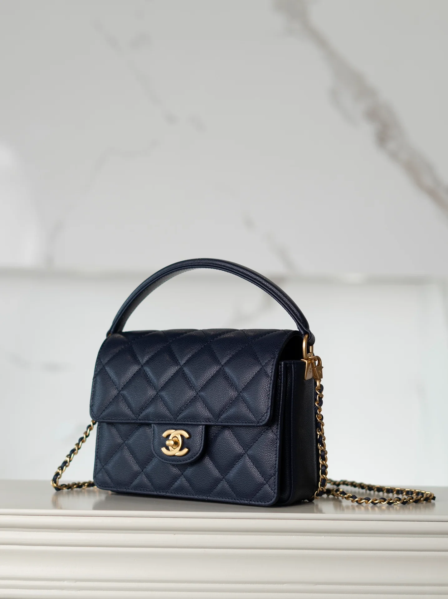 Мини-сумочка Chanel с клапаном и ручкой - синяя