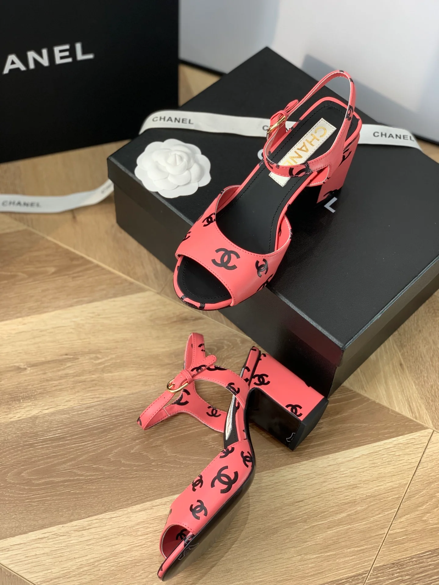 Сандалии Chanel на массивном каблуке