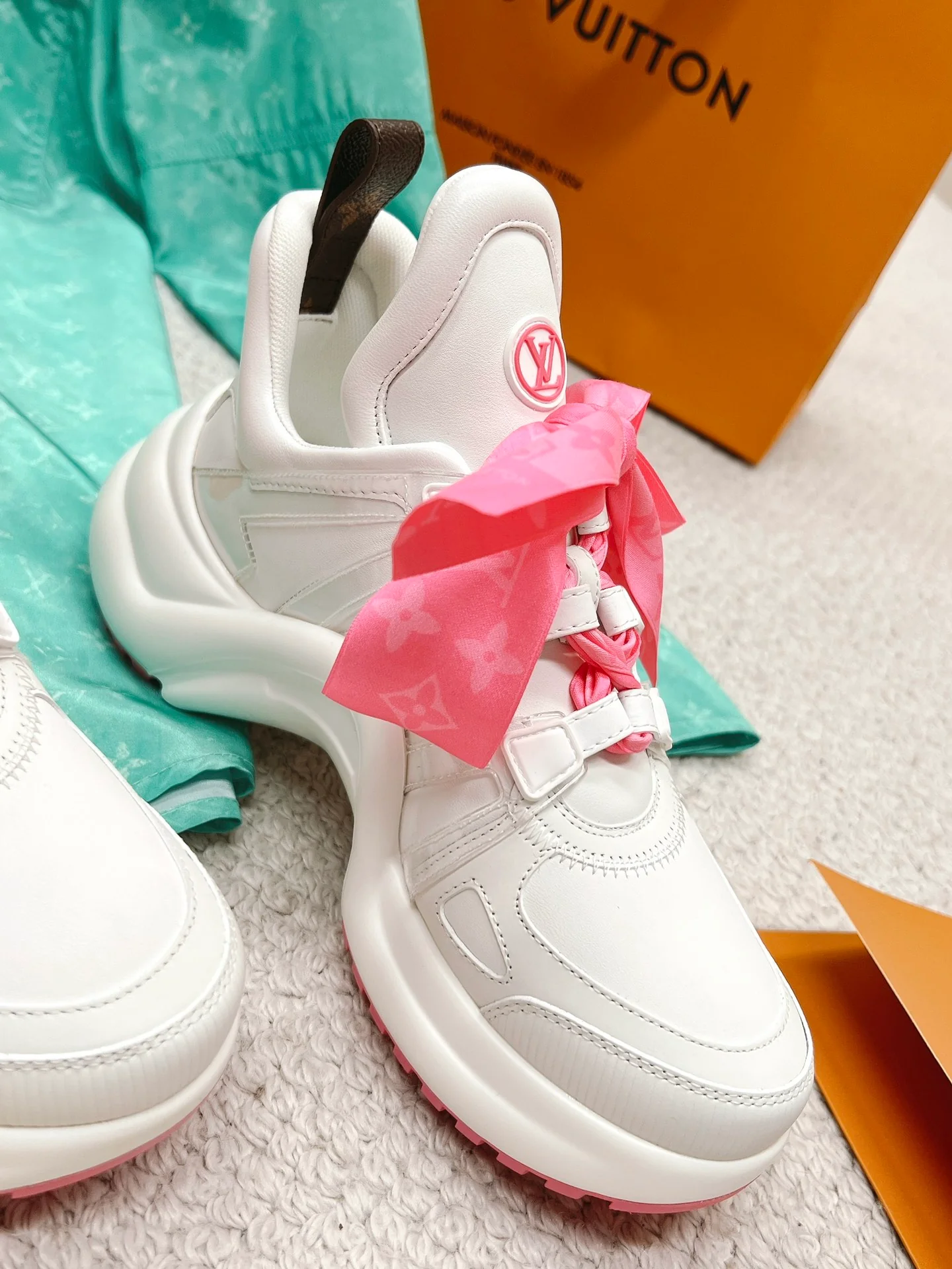 Новые поступления LV Archlight - массивные кроссовки на шнуровке с бабочками - розовые на шнуровке