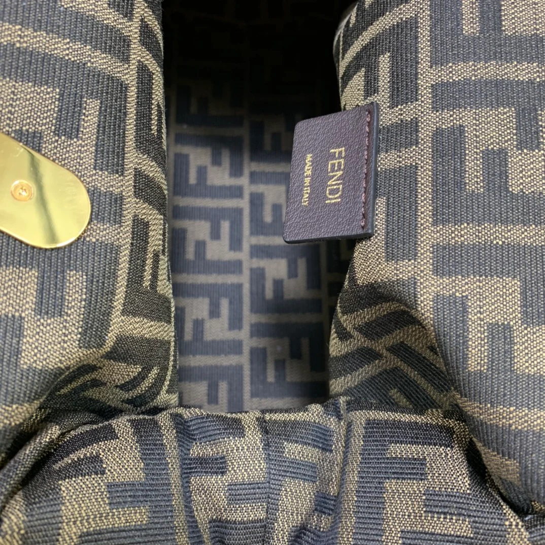 Средняя белая шерстяная сумка Fendi-first