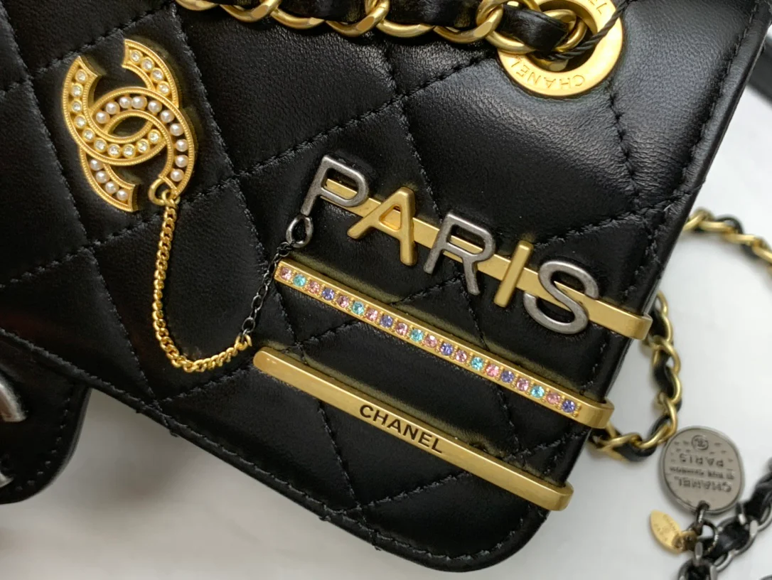 Новинка сезона осень/зима 2022 от Chanel - сумка с клапаном и значком - 22 см - 1