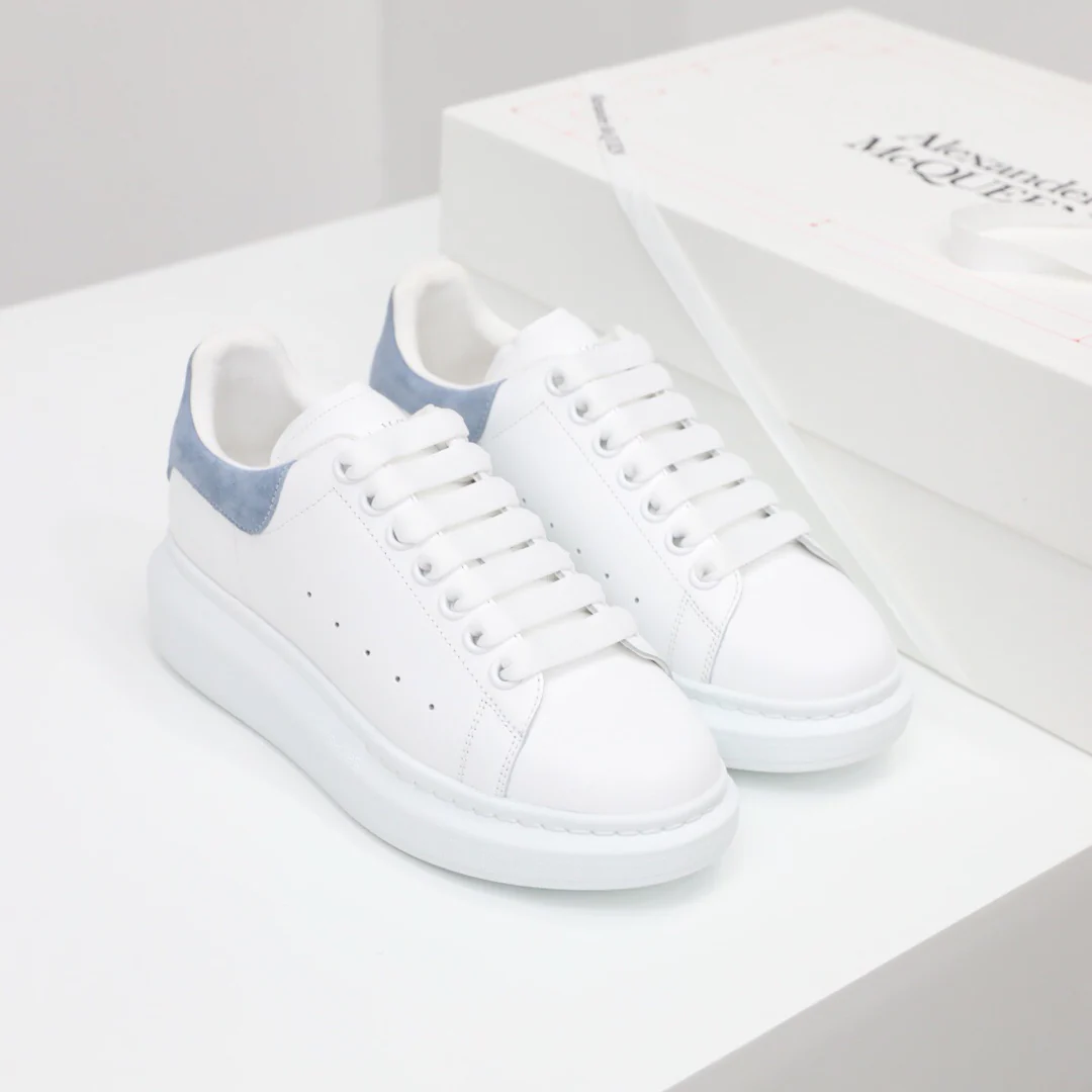 Классические белые кроссовки McQueen - нежно-голубые