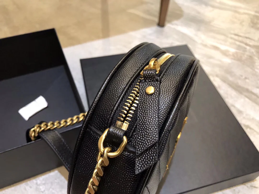 Маленькая круглая сумка YSL Vinyle - черная с золотой фурнитурой.