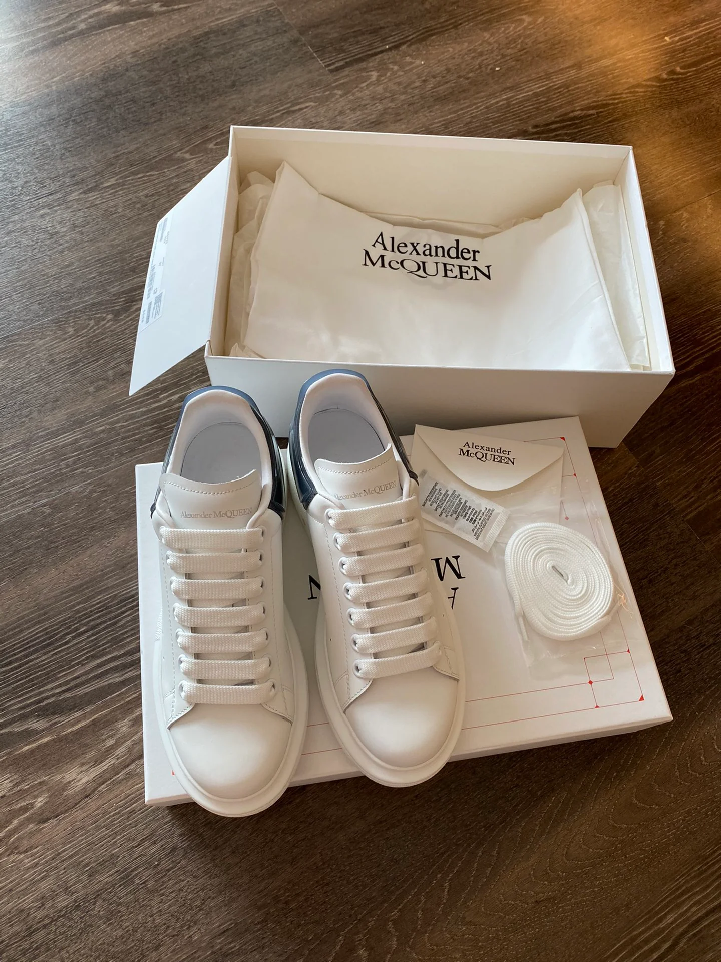 Классические белые кроссовки McQueen - на каблуке-резинке - темно-серые