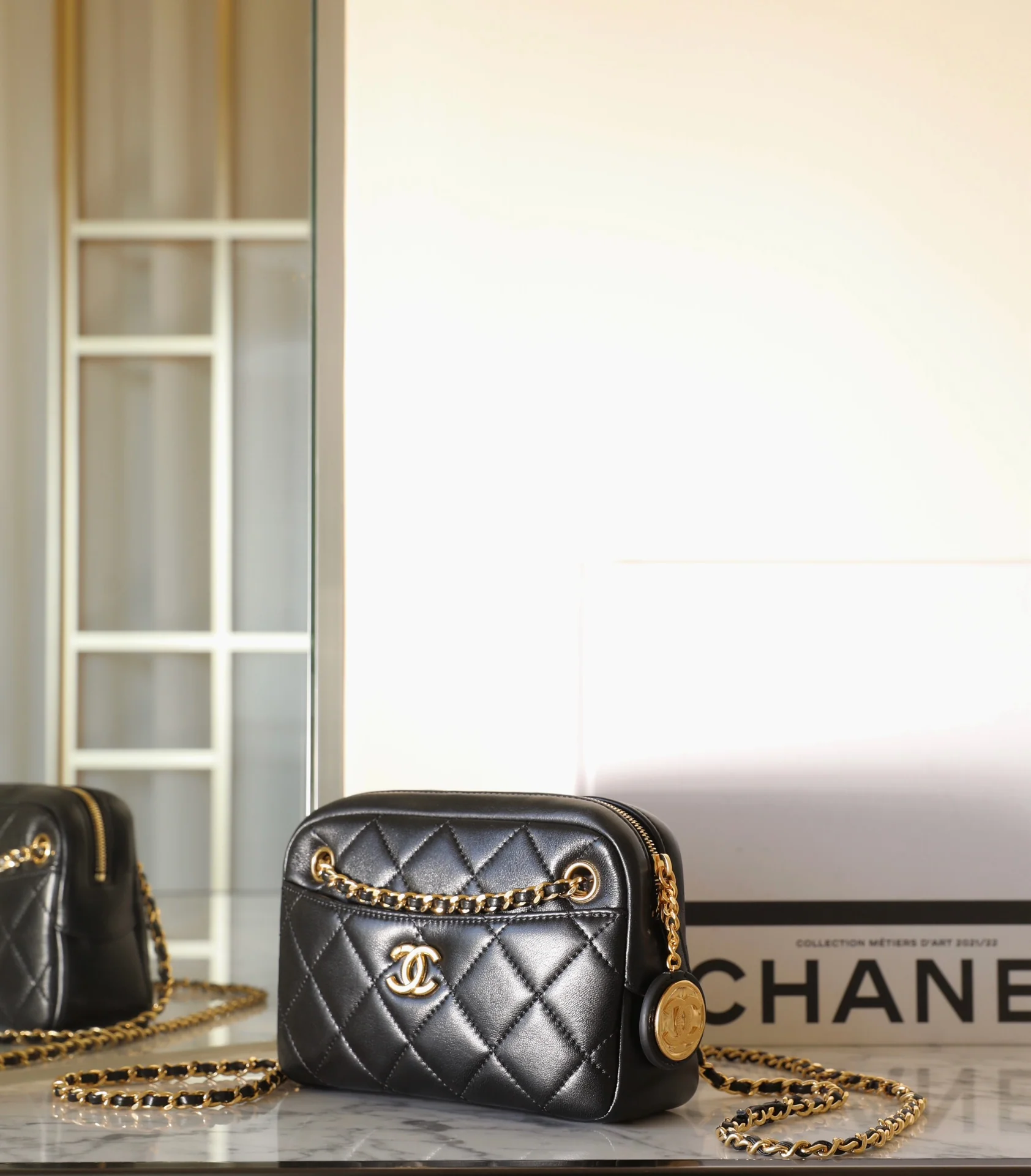 Миниатюрная сумка-фотоаппарат Chanel из 24-каратного золота с монетой - черная.