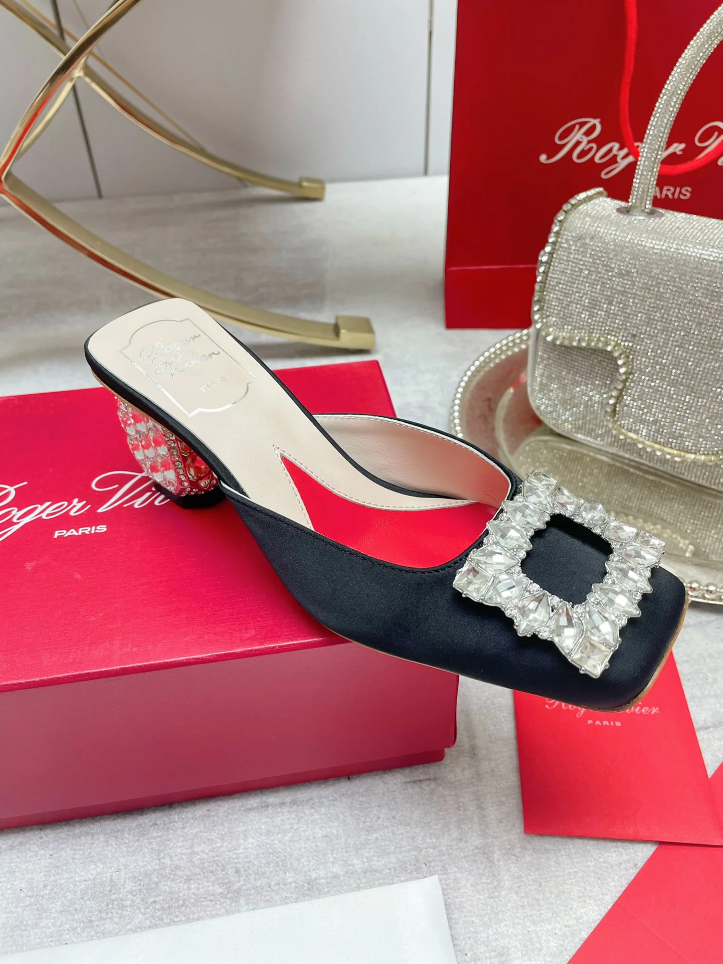 Обувь RV - Новинка сезона осень/зима 2022 - Мюли на низком каблуке с закрытым носком - Черные