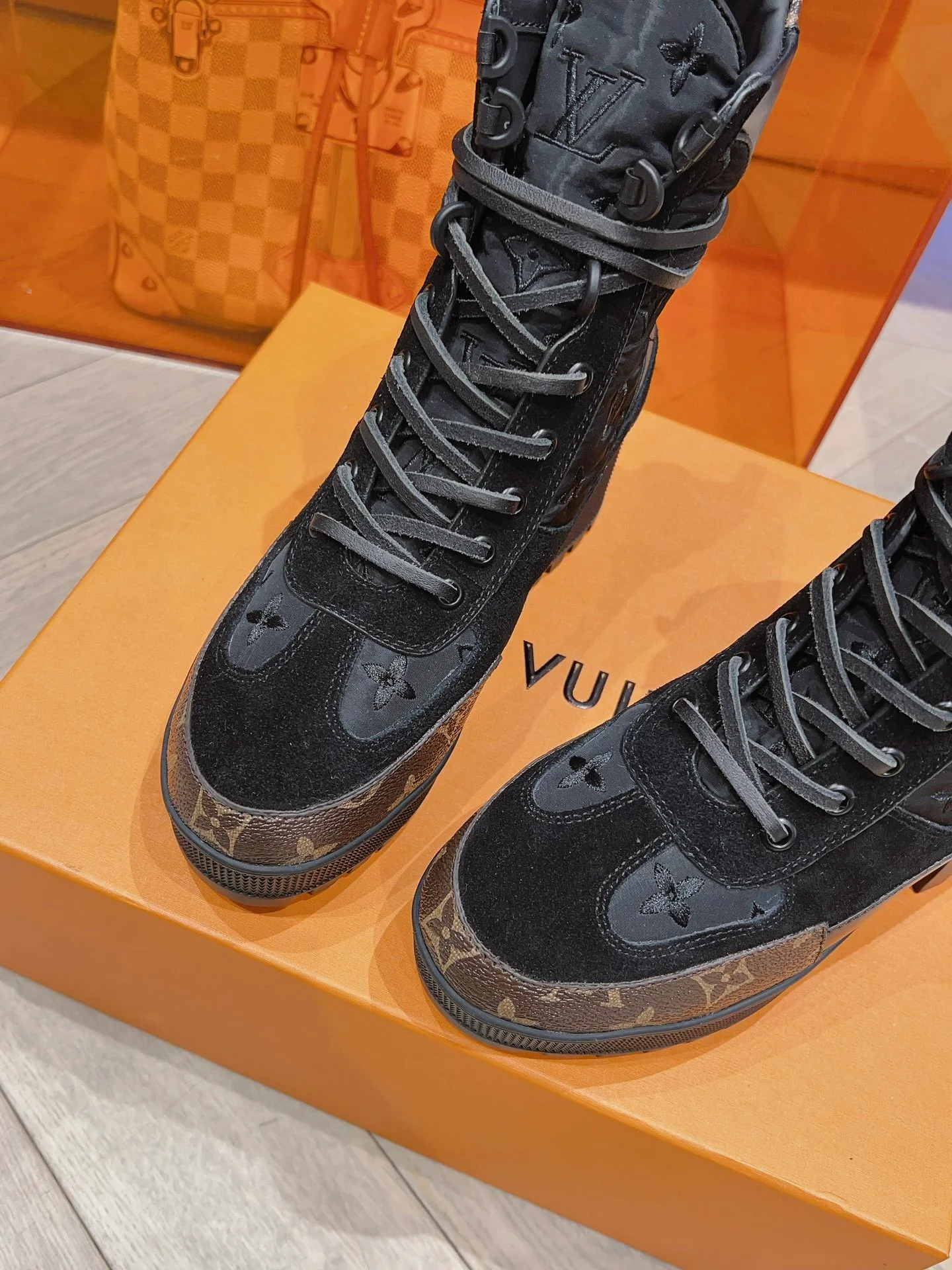 Новинка осенне-зимней коллекции LV 2023 — Ботинки Мартин на высоком каблуке — Черные