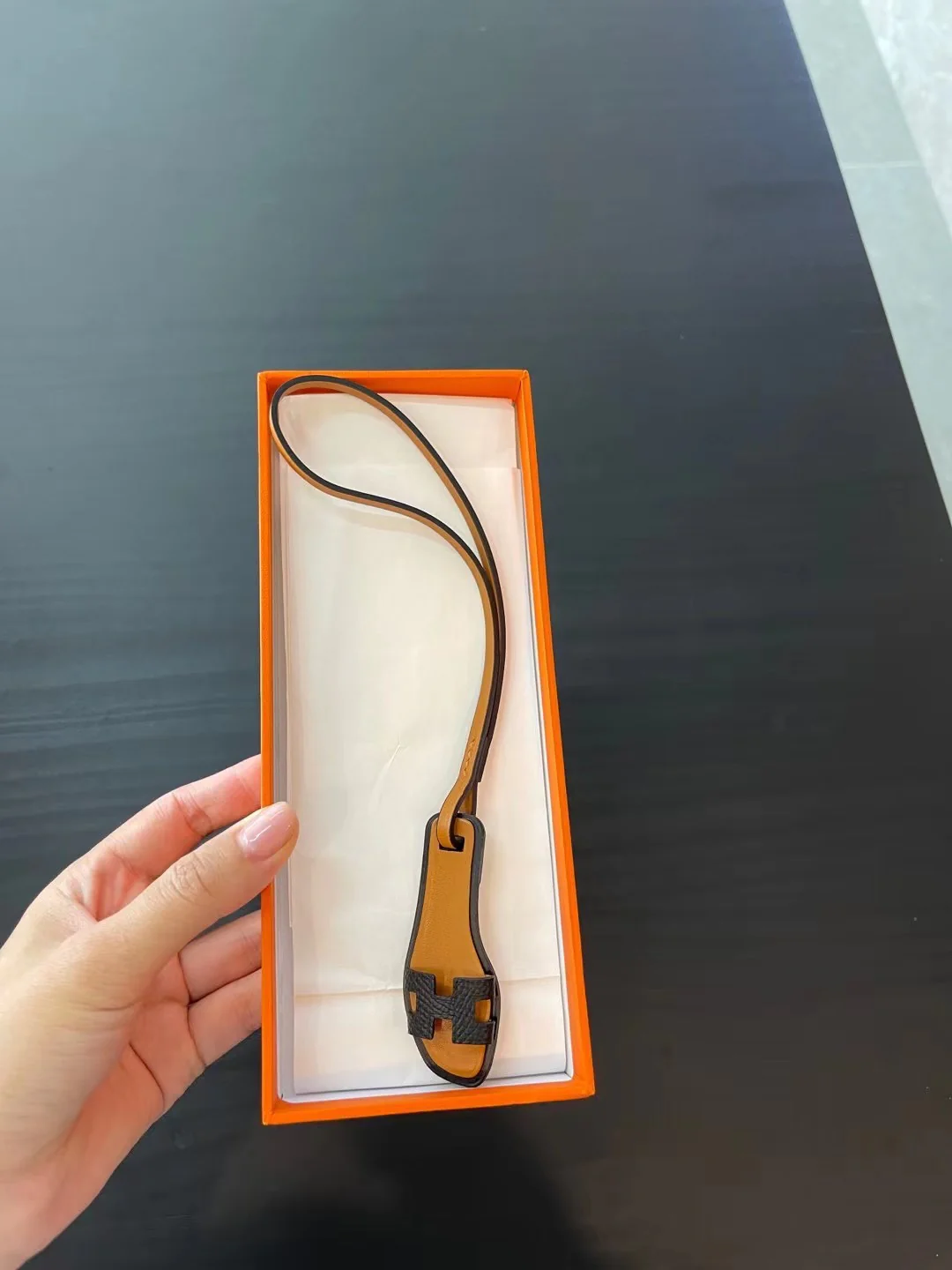 Подвеска в виде туфельки Hermes.