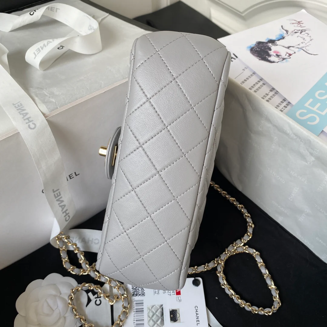 Коллекция Chanel Pre-Fall 2023 - Сумка CF с ручкой, украшенной стразами - Серая - 21 см