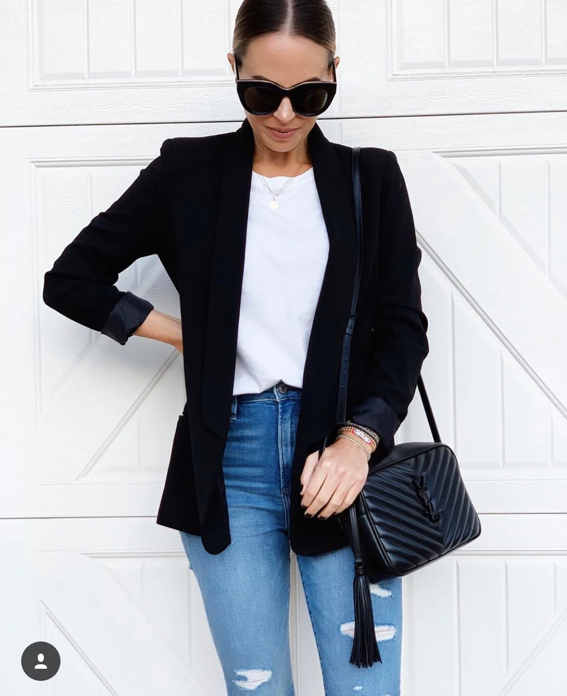 Фотосумка YSL Lou Bag — черная с черной пряжкой.