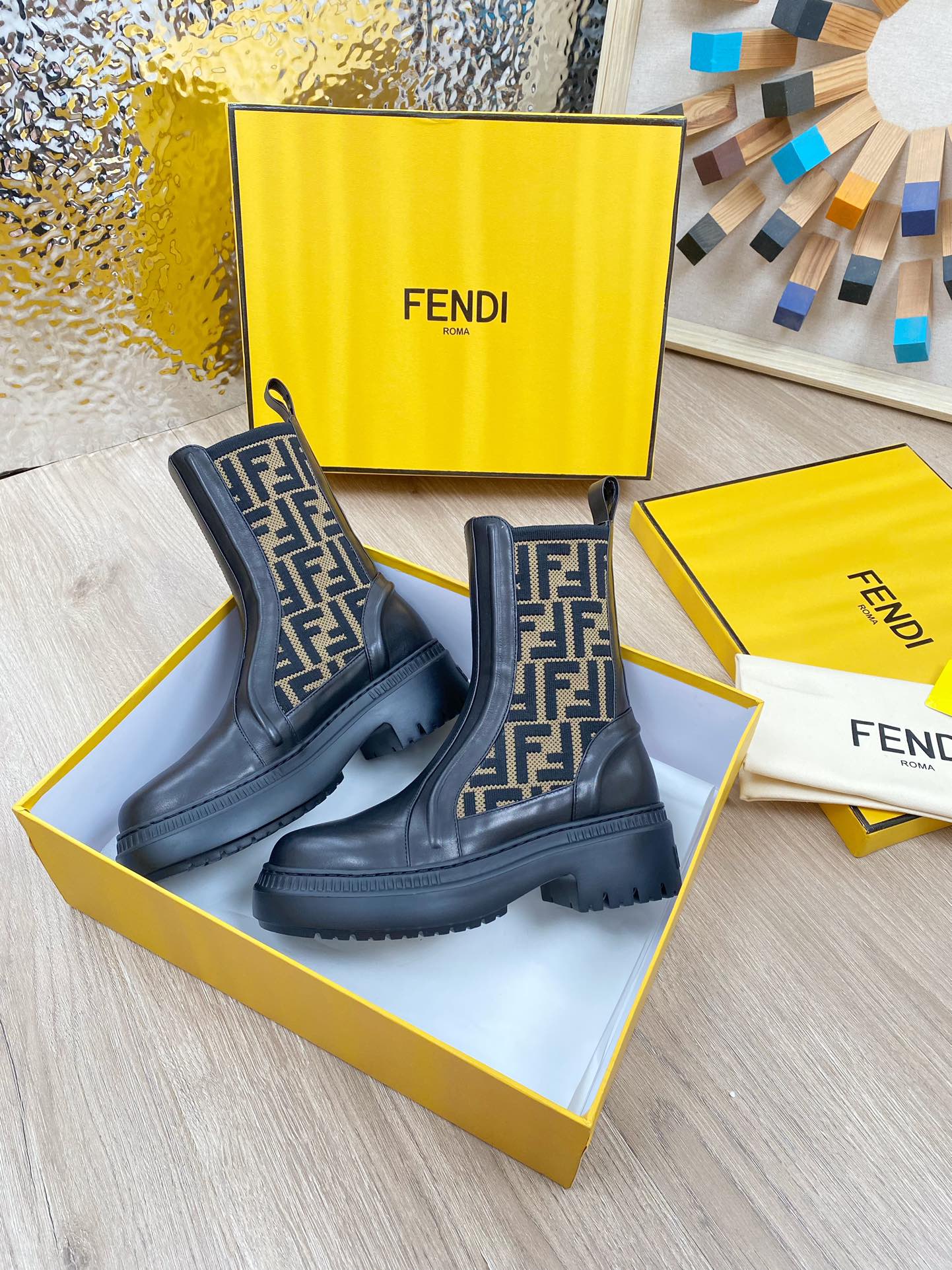 Новинка осени 2023 от Fendi — ботинки Dr. Martens средней высоты из канваса с монограммой.