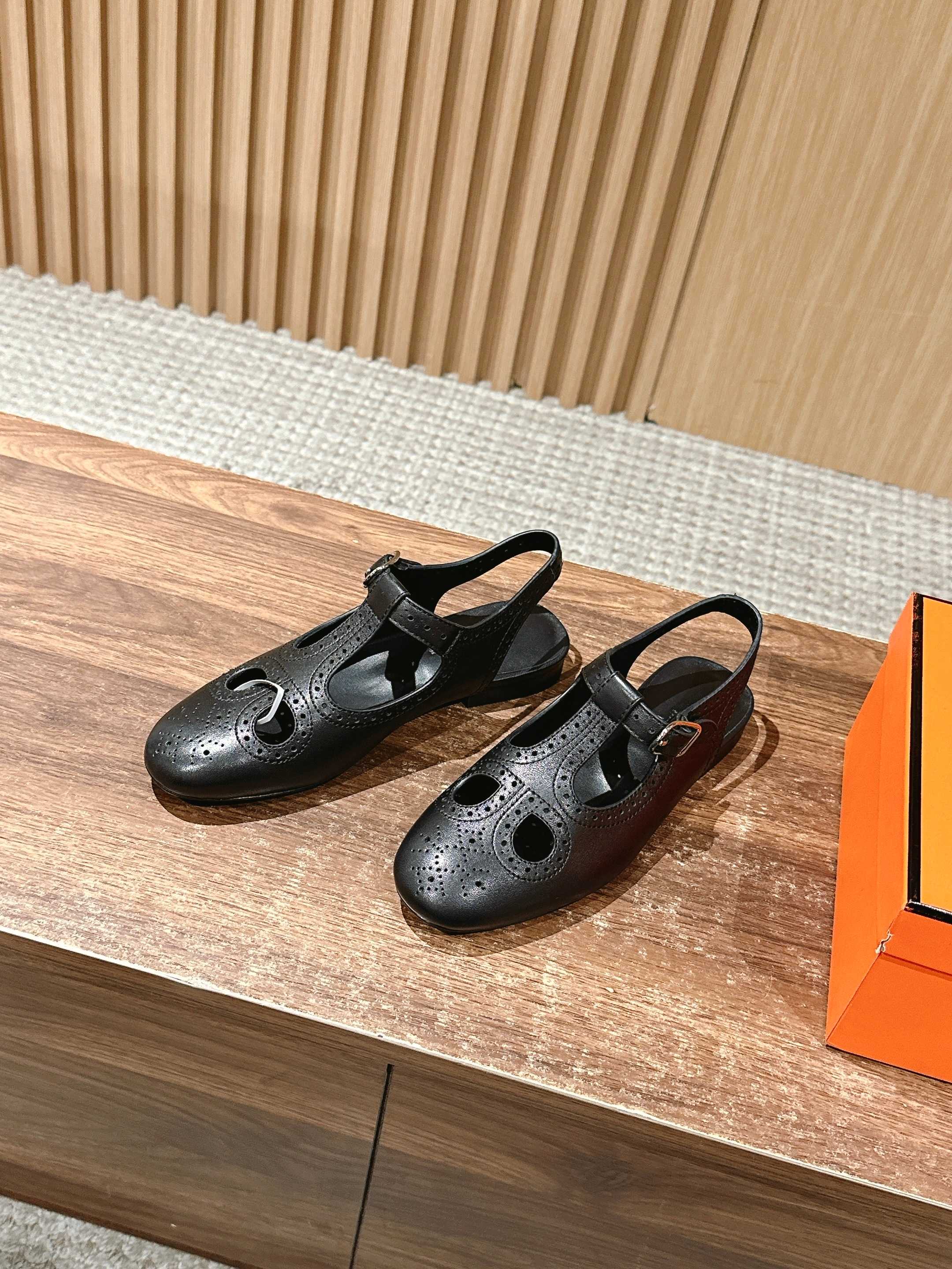 Кожаные сандалии-гилли Hermes с открытой пяткой - черные